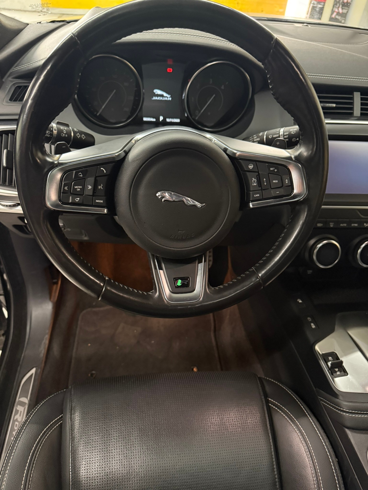 JAGUAR E-Pace 2.0d D180 R-Dynamic S AWD Automatik-image-9
