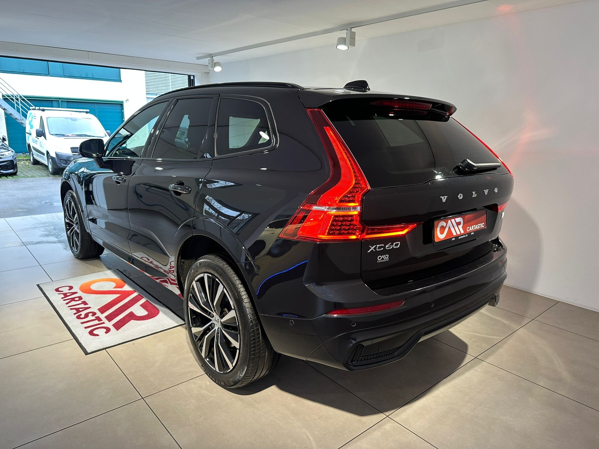 VOLVO XC60 T8 eAWD Ultimate Dark-showroom-element-2