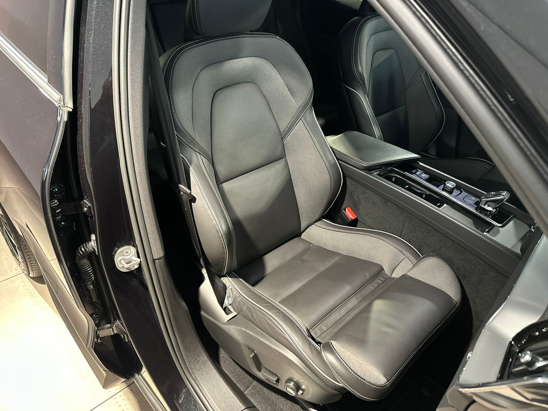 VOLVO XC60 T8 eAWD Ultimate Dark-image-6