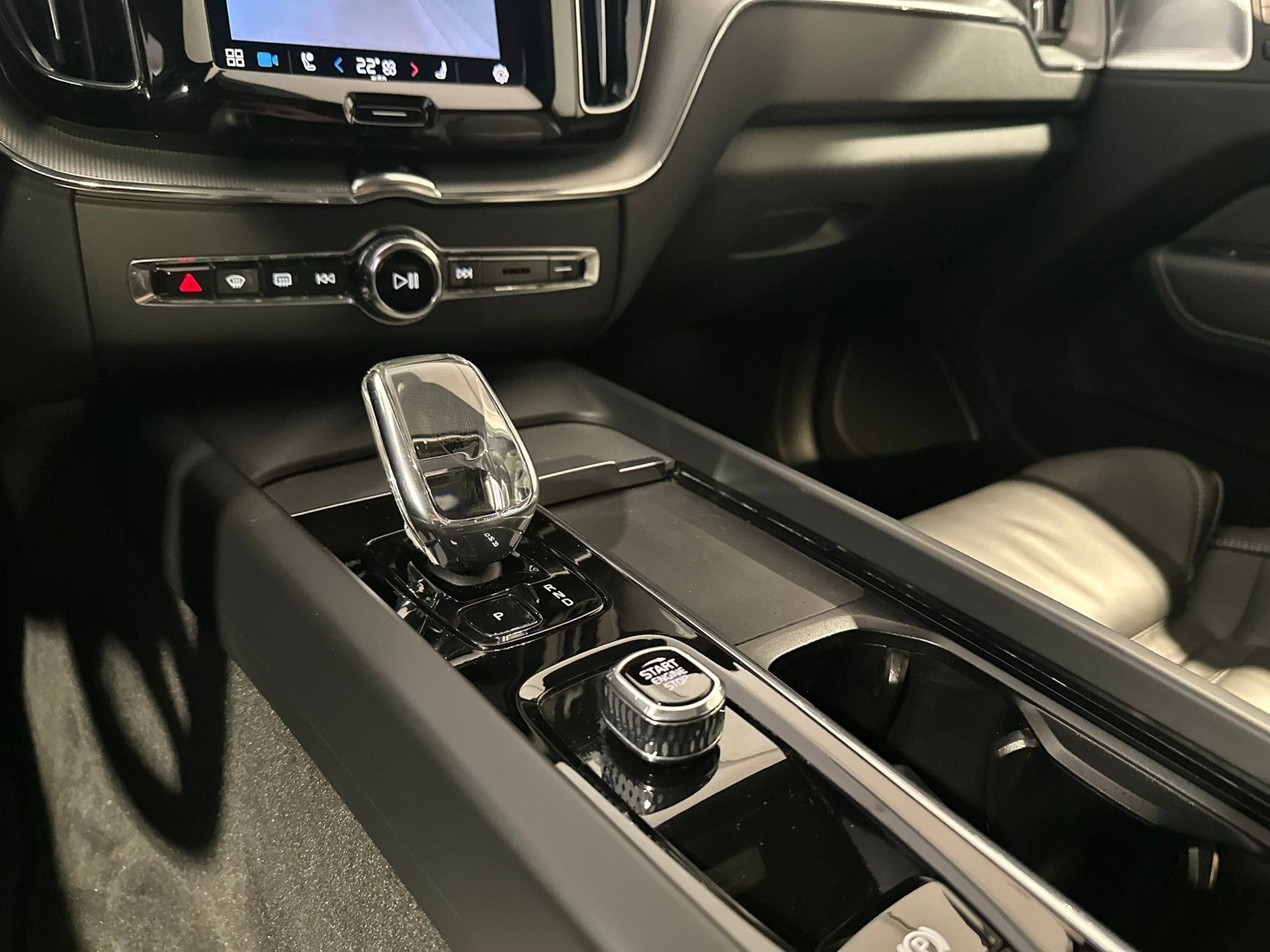 VOLVO XC60 T8 eAWD Ultimate Dark-image-9