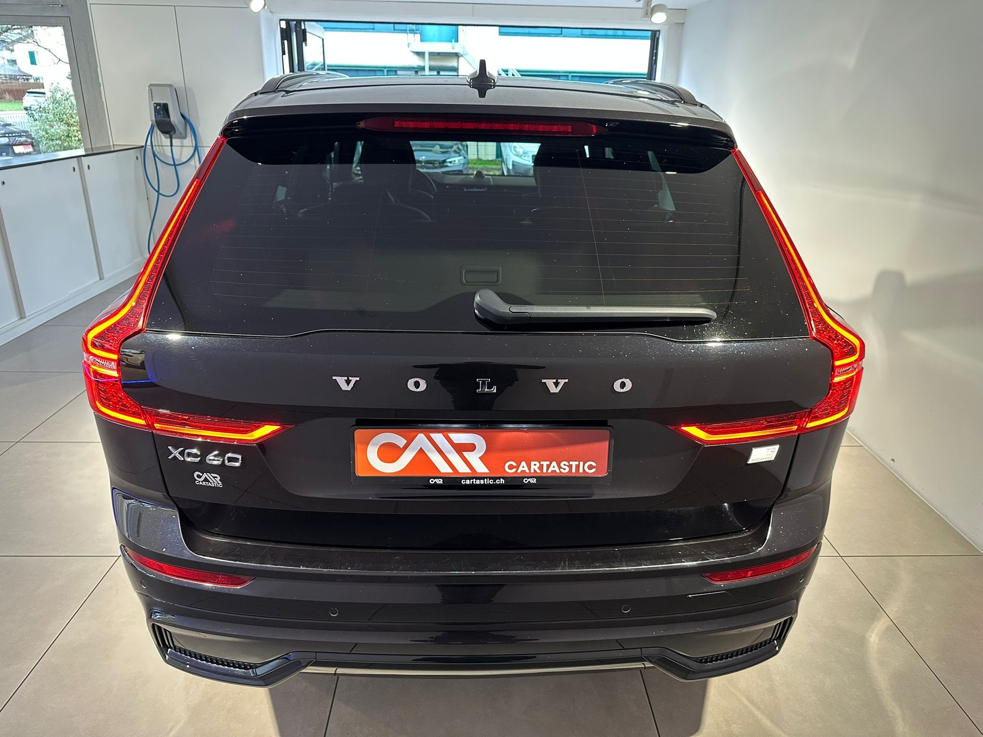 VOLVO XC60 T8 eAWD Ultimate Dark-showroom-element-3