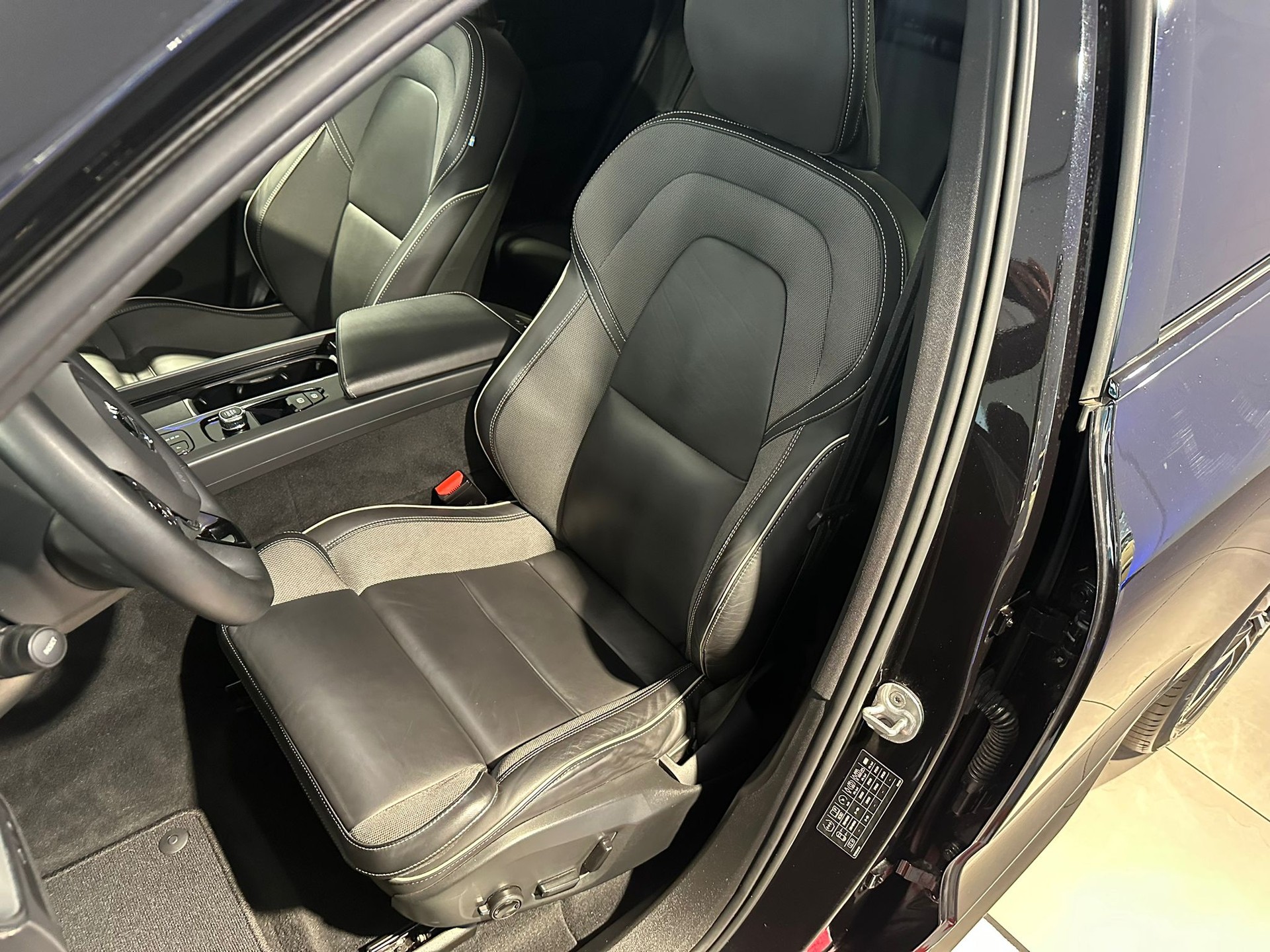 VOLVO XC60 T8 eAWD Ultimate Dark-image-5