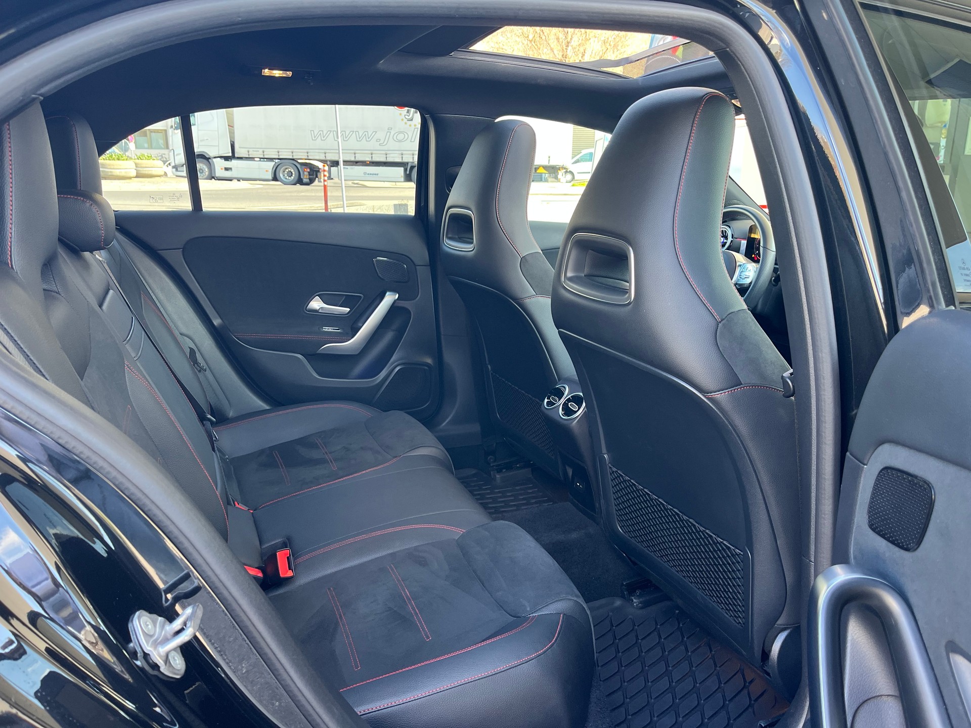 MERCEDES-BENZ A 200 AMG Line 7G-DCT-image-11