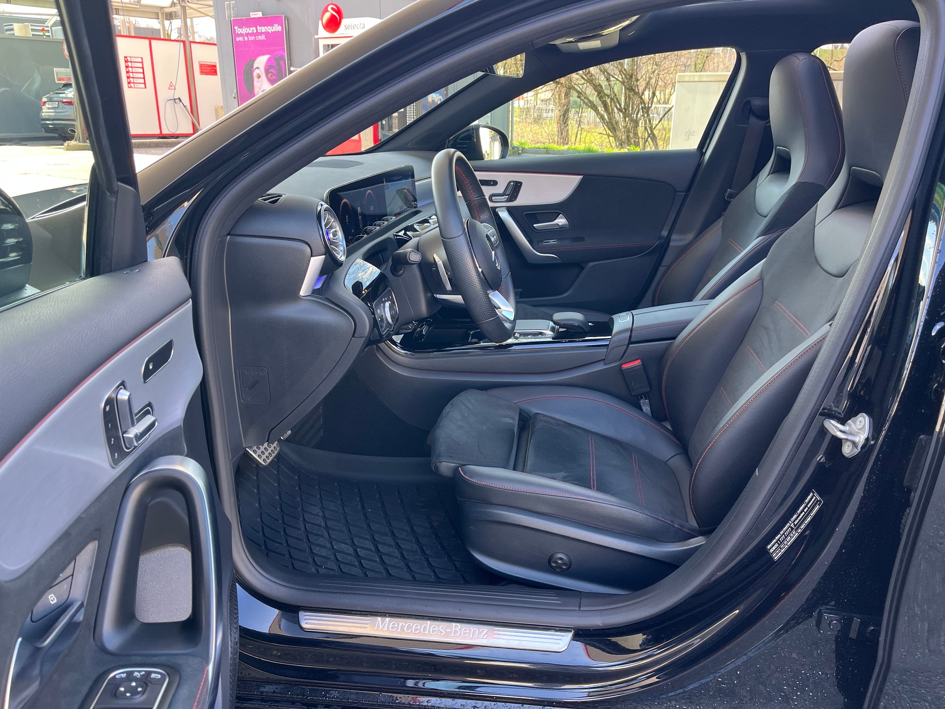 MERCEDES-BENZ A 200 AMG Line 7G-DCT-image-7