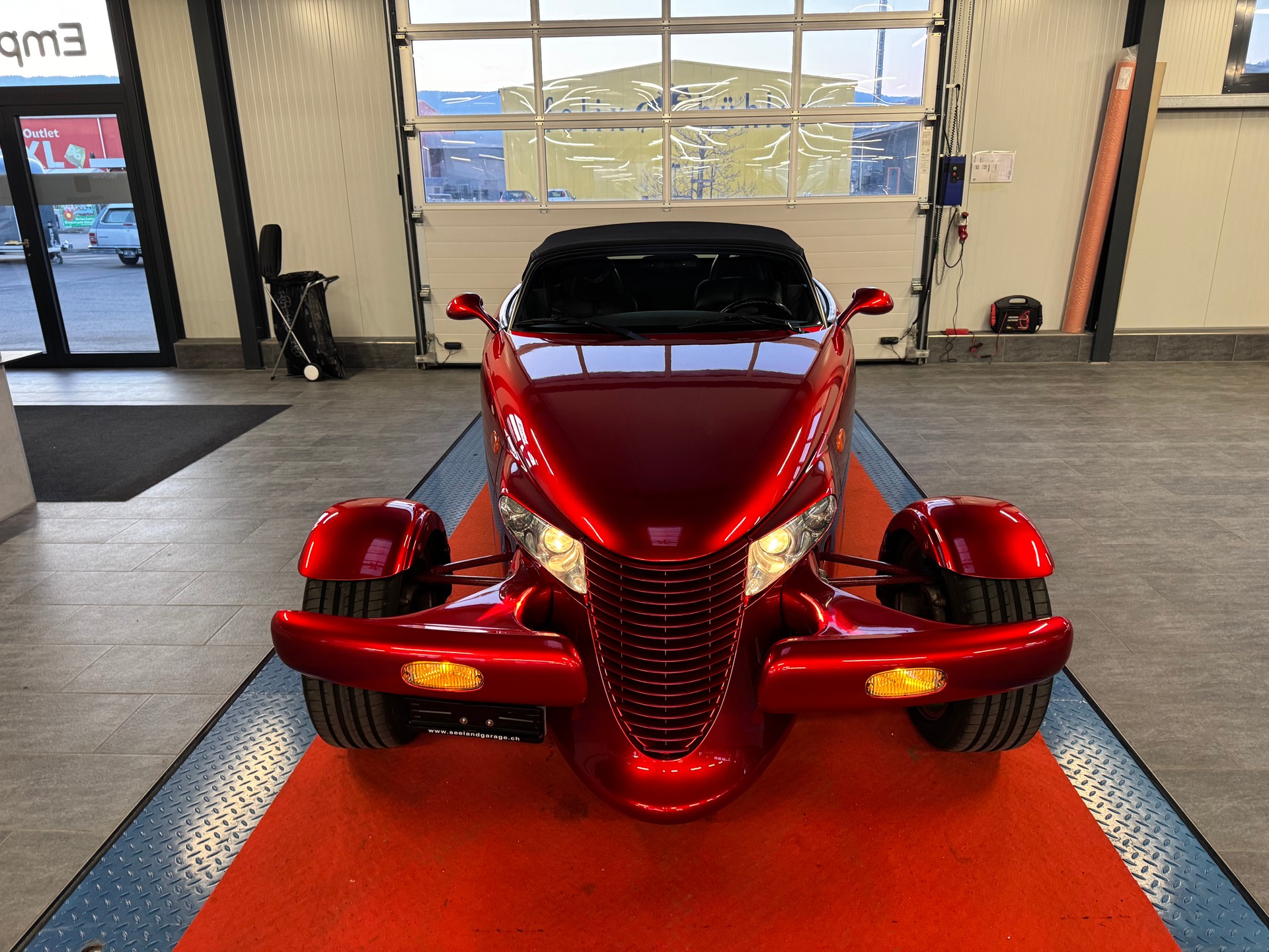 PLYMOUTH Prowler Red Dream-showroom-element-1