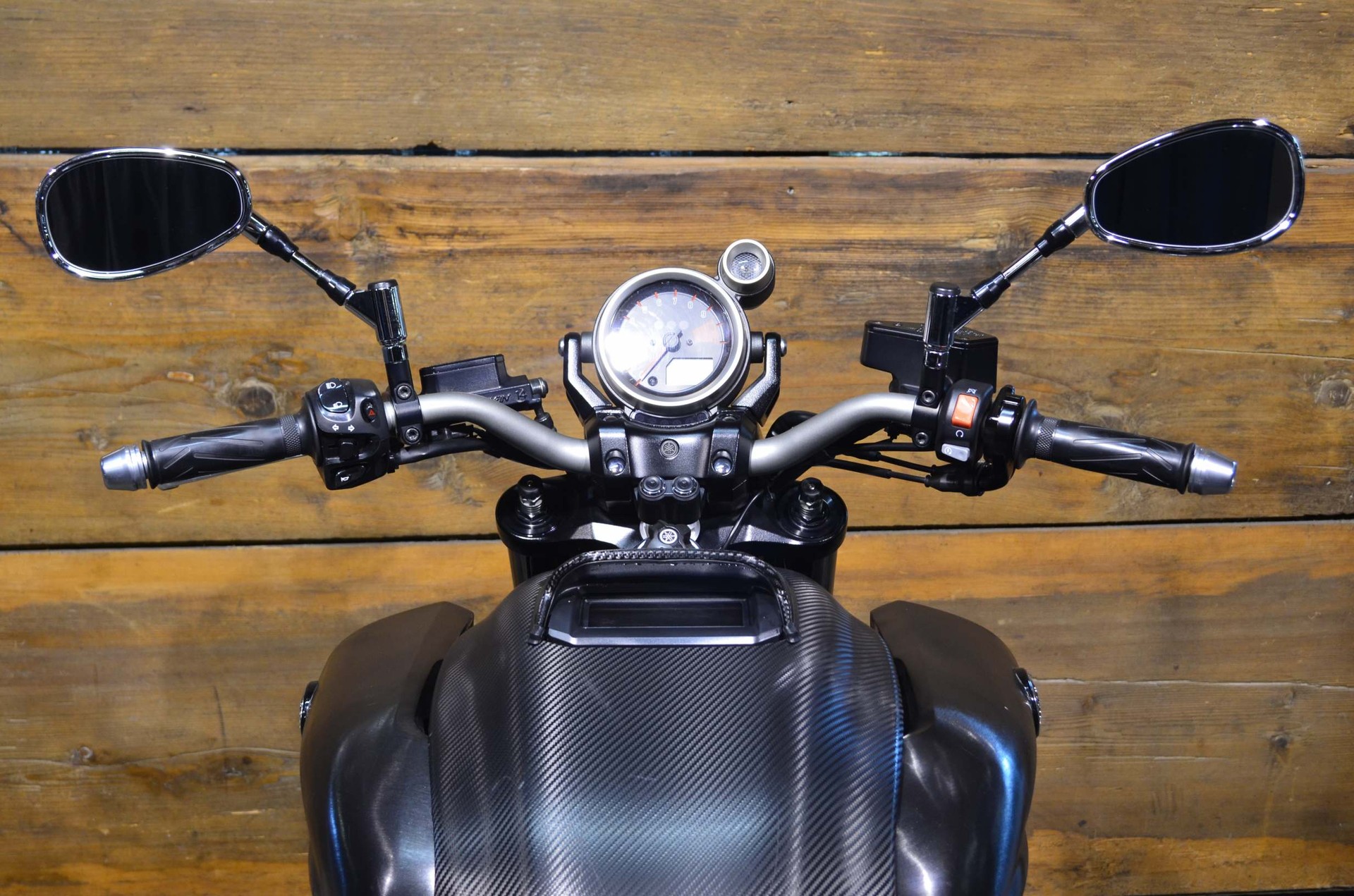 YAMAHA V-MAX 1700 ABS-image-2