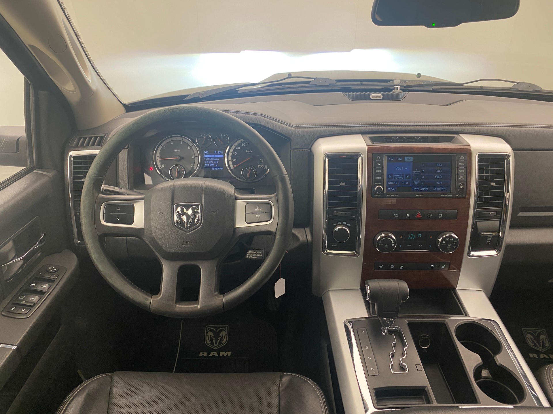 DODGE Ram 1500 5.7 Laramie Crew Cab-image-7