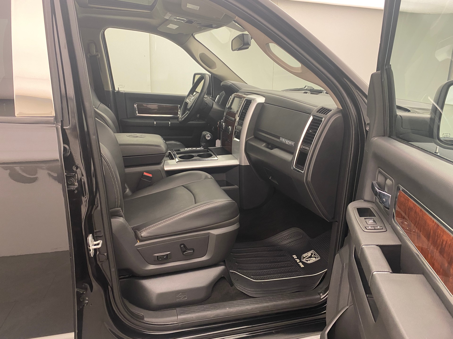 DODGE Ram 1500 5.7 Laramie Crew Cab-image-11