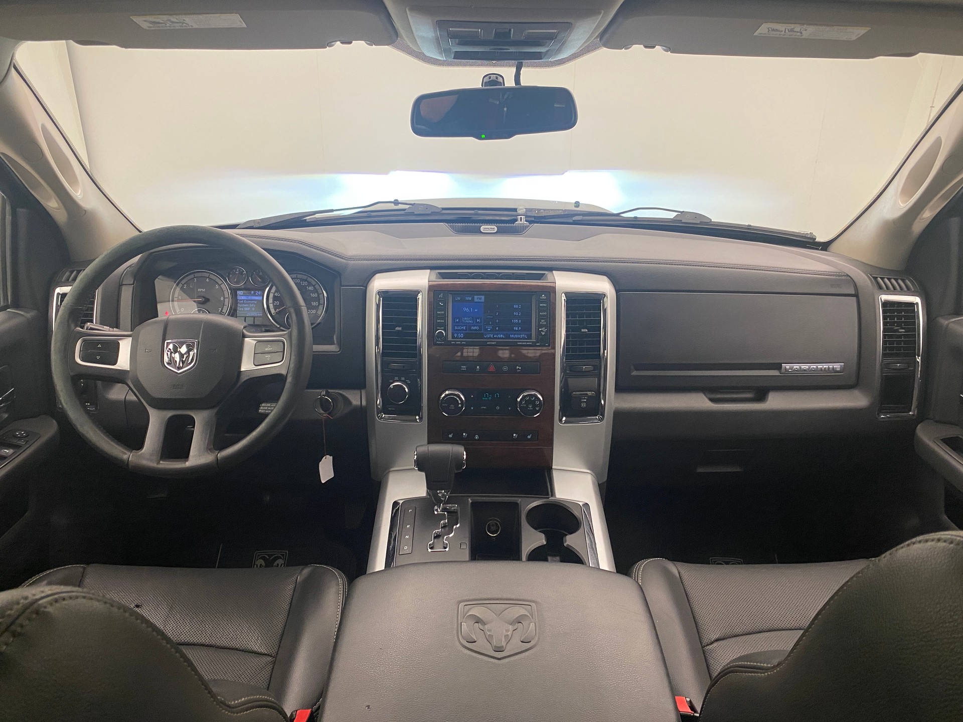 DODGE Ram 1500 5.7 Laramie Crew Cab-image-6