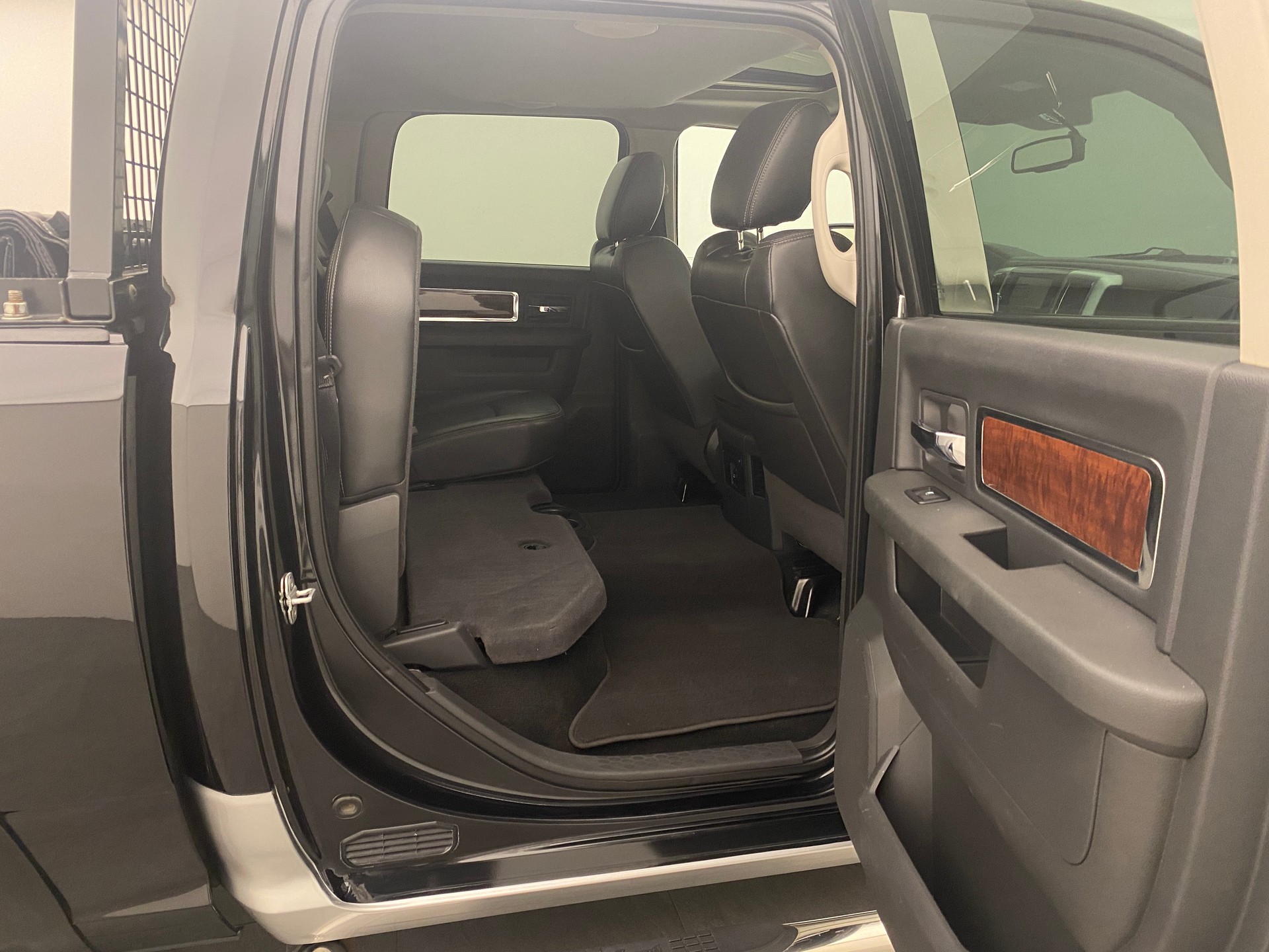 DODGE Ram 1500 5.7 Laramie Crew Cab-image-13