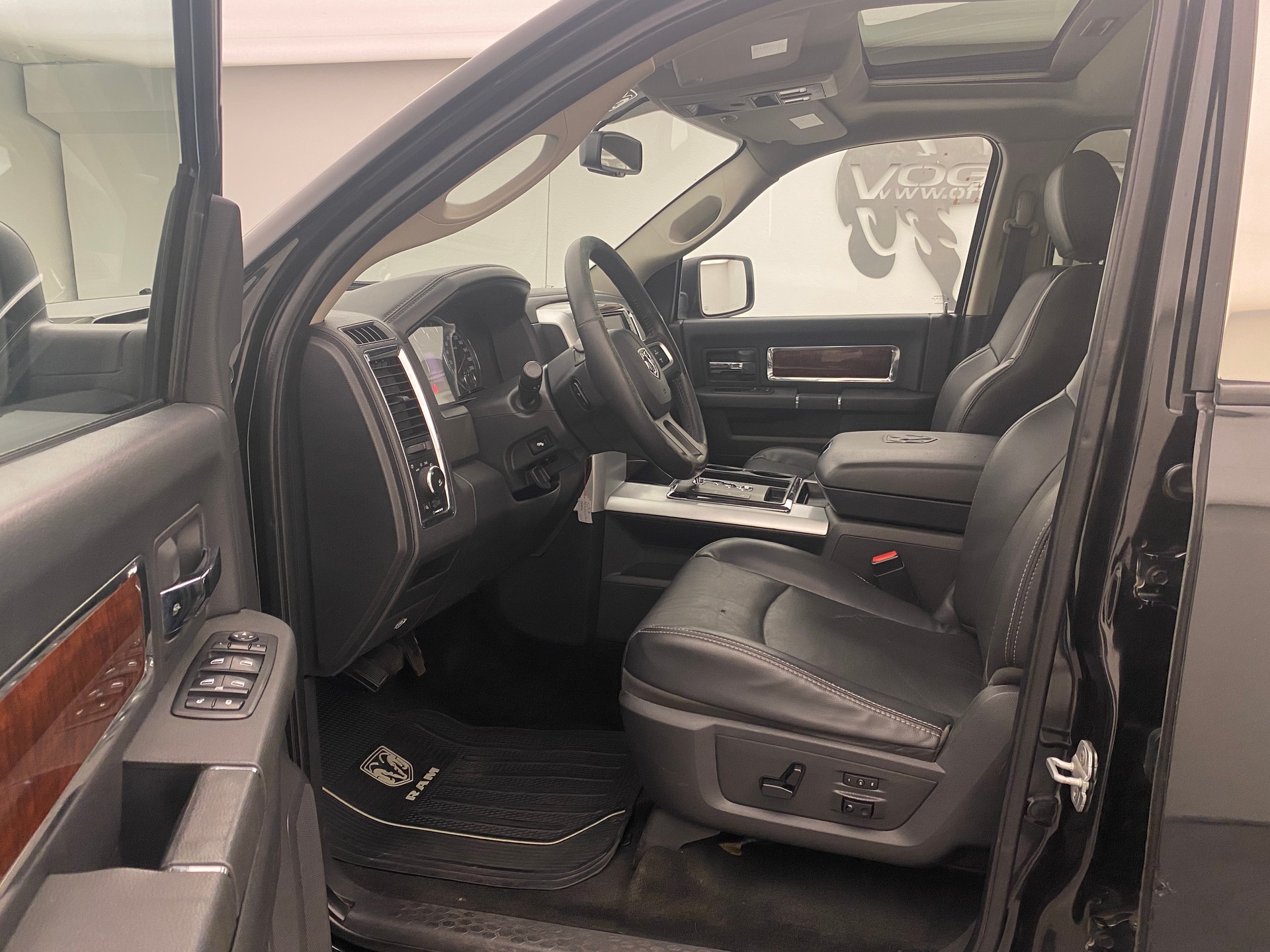 DODGE Ram 1500 5.7 Laramie Crew Cab-image-9