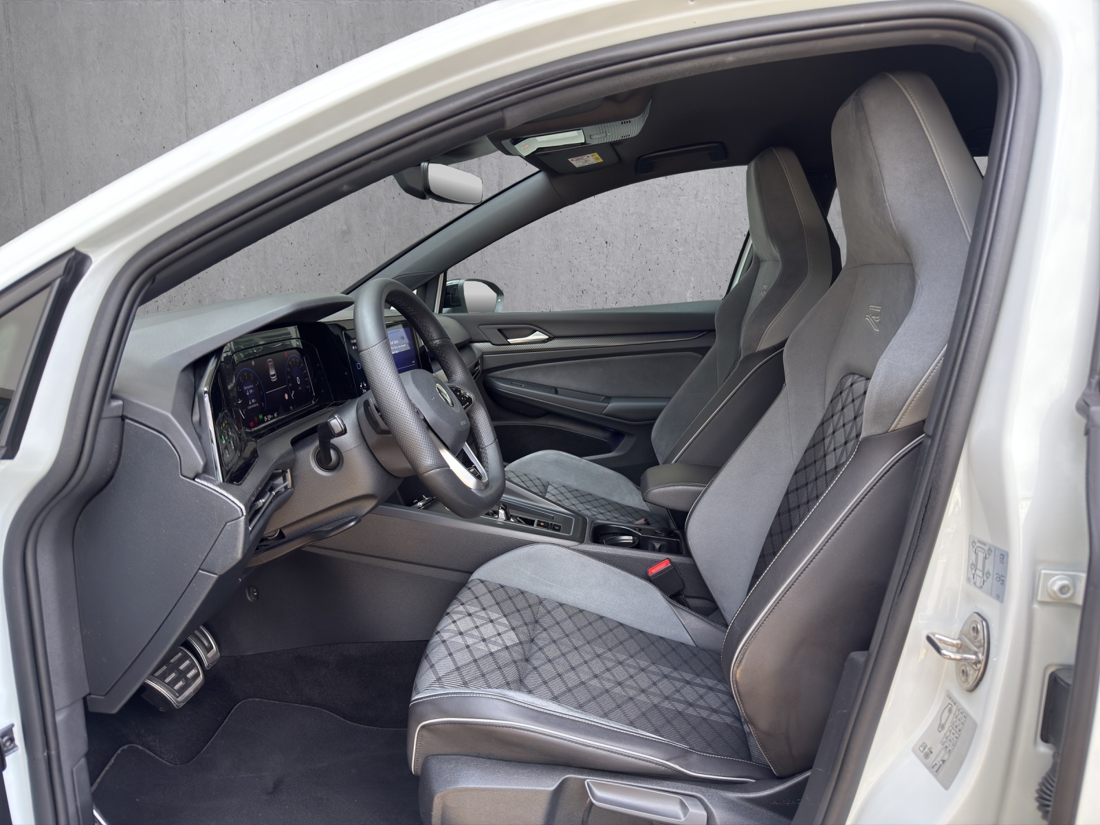 VW Golf 1.5 eTSI mHEV ACT R-Line DSG-image-9