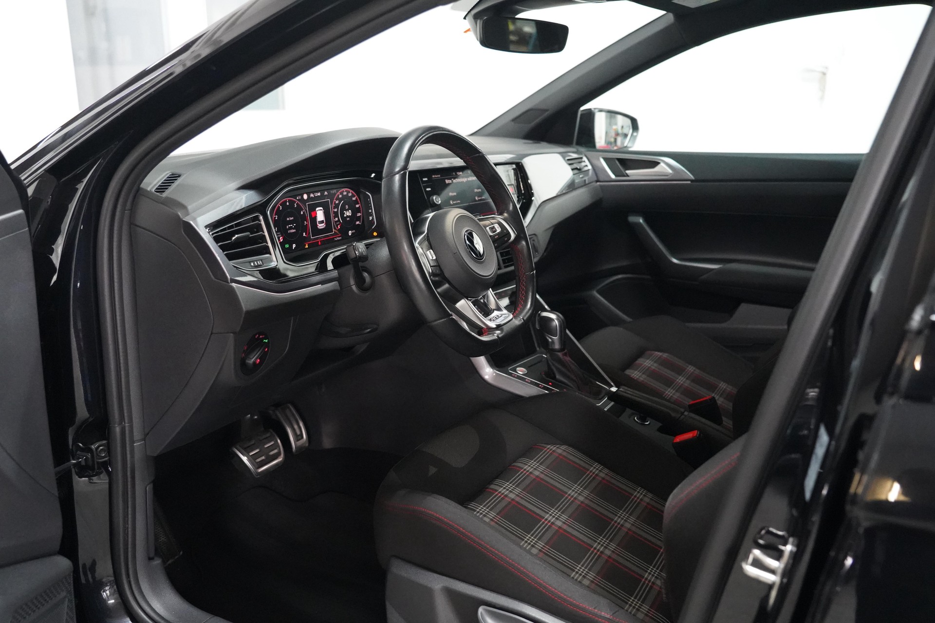 VW Polo 2.0 TSI GTI DSG-image-8