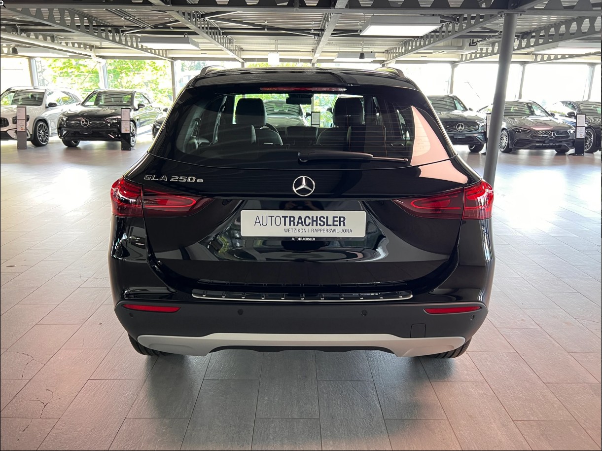 MERCEDES-BENZ GLA 250 e EQ Star 8G-DCT-image-4