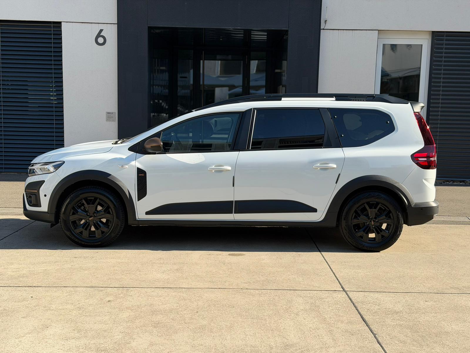 DACIA Jogger HEV 140 Extreme-showroom-element-2