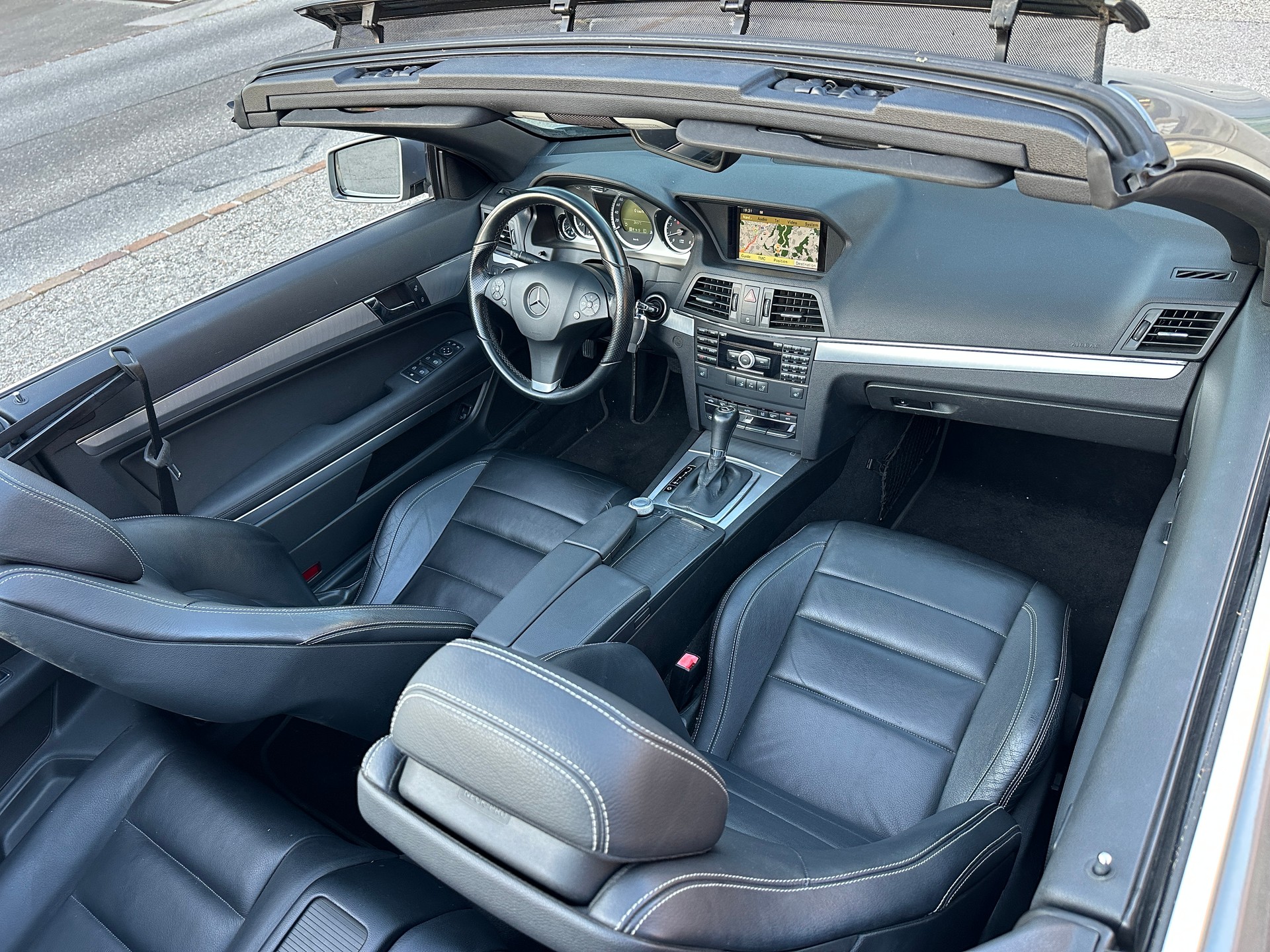 MERCEDES-BENZ E 250 CGI BlueEfficiency Automatic-image-12