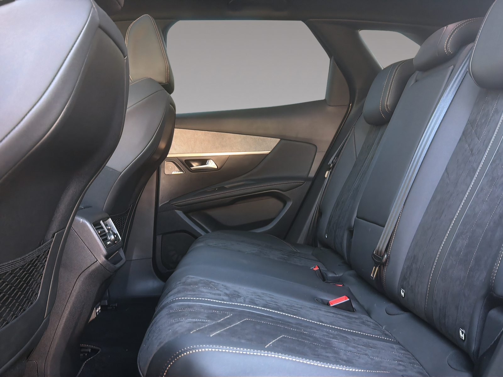 PEUGEOT 3008 1.2 PureTech GT Pack EAT8-image-15