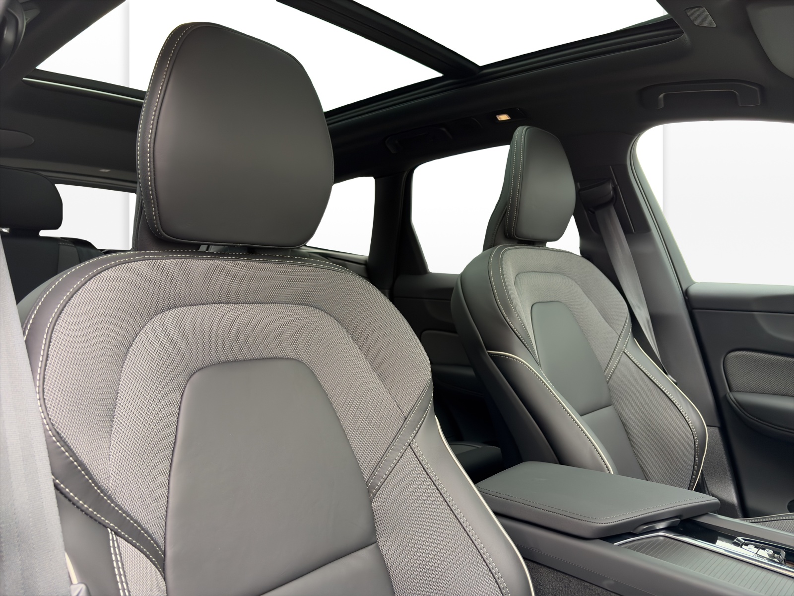 VOLVO XC60 2.0 T6 TE Black Edition eAWD-image-17
