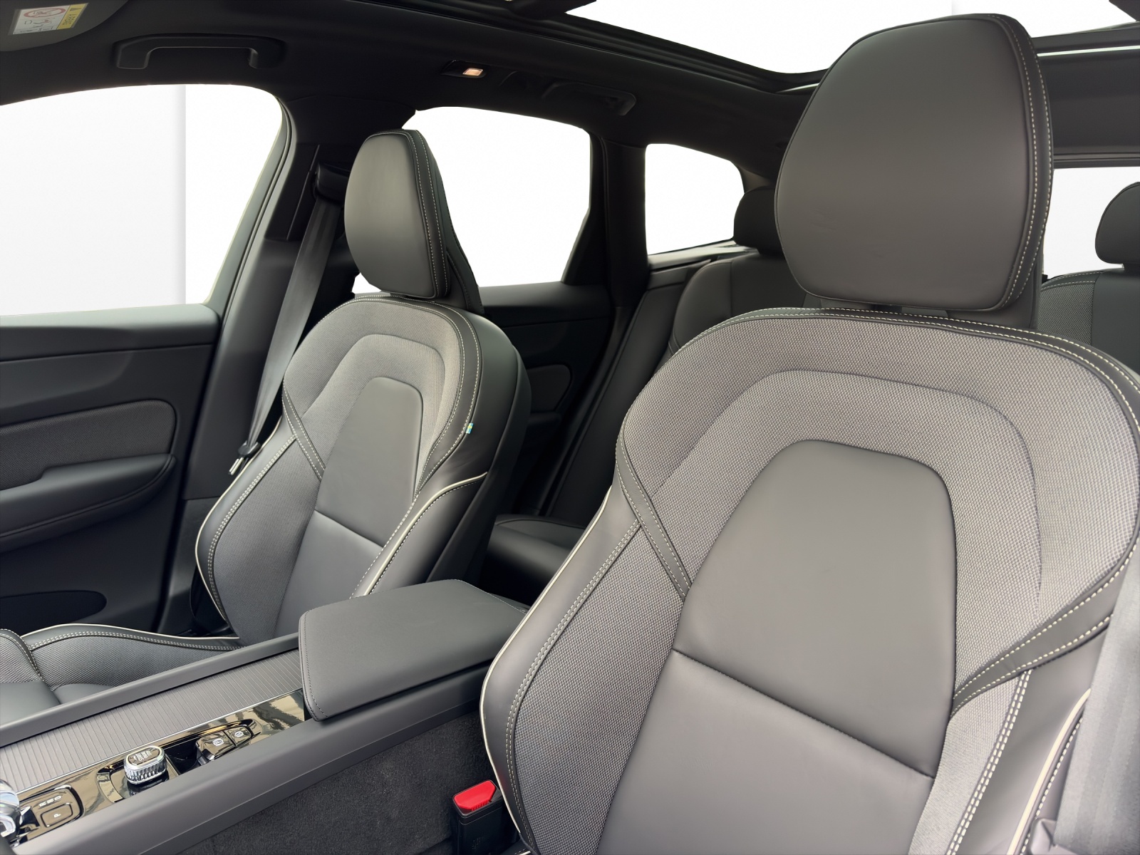 VOLVO XC60 2.0 T6 TE Black Edition eAWD-image-8