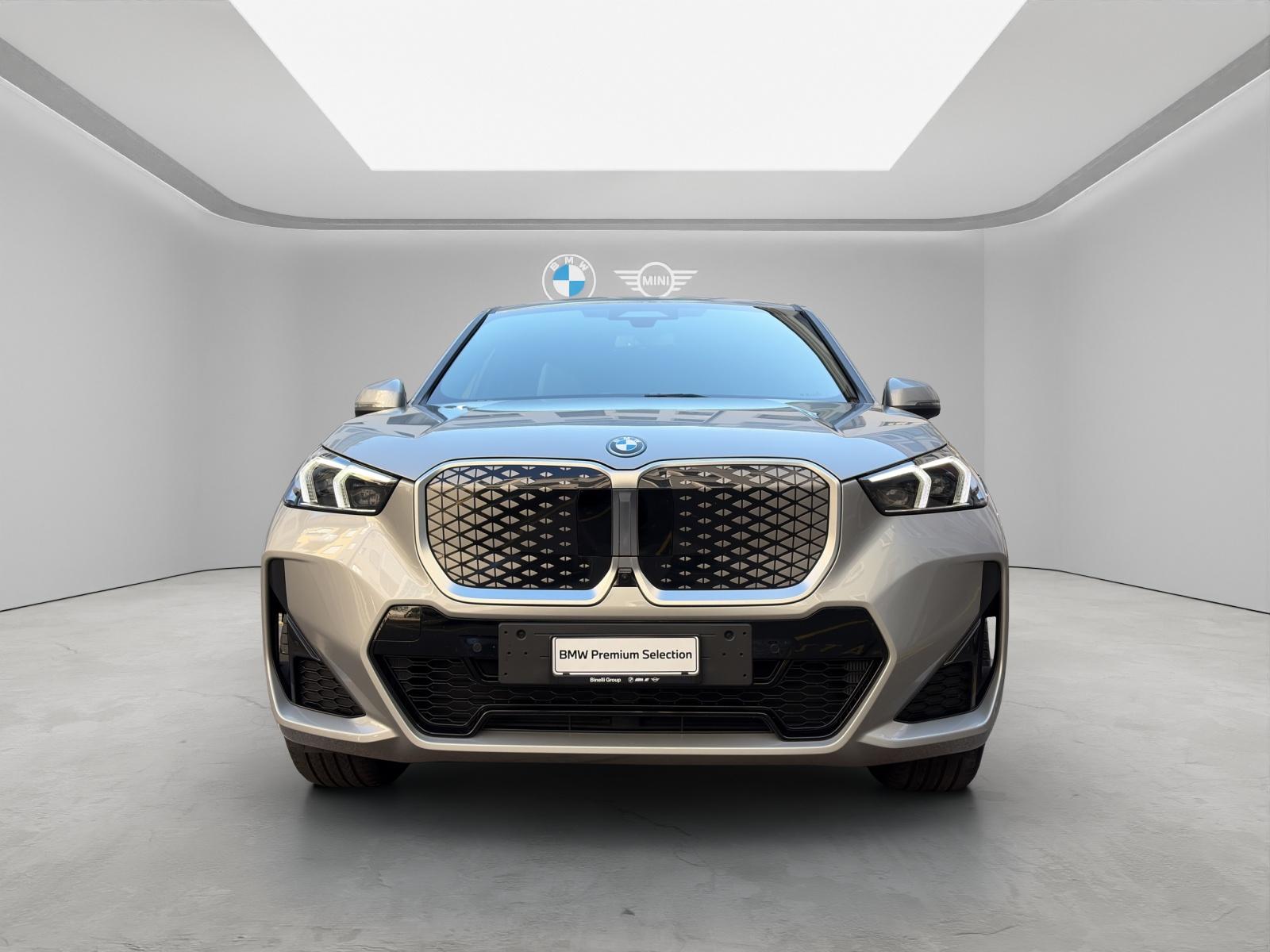 BMW iX1 30 xDrive-showroom-element-2