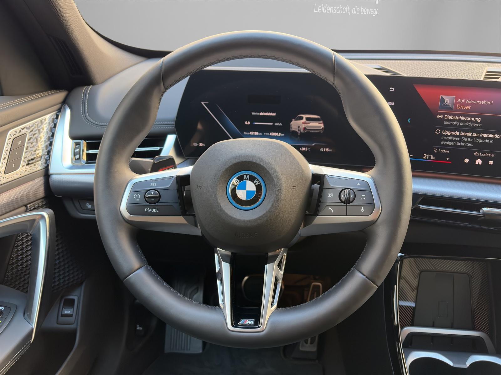 BMW iX1 30 xDrive-image-11