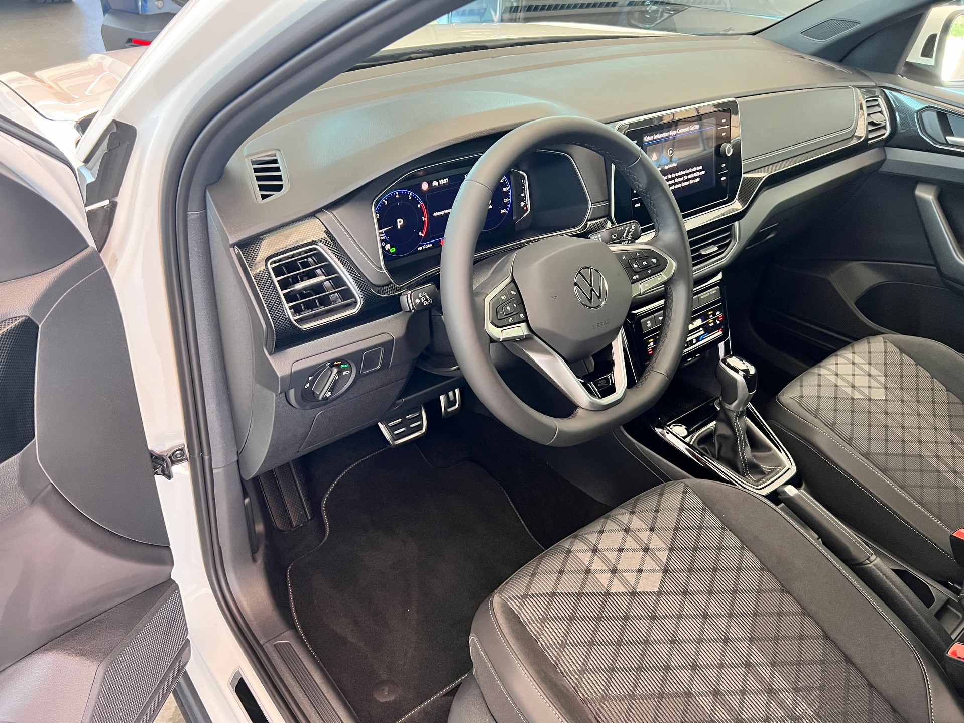 VW T-Cross 1.5 TSI EVO ACT R-Line DSG-image-11