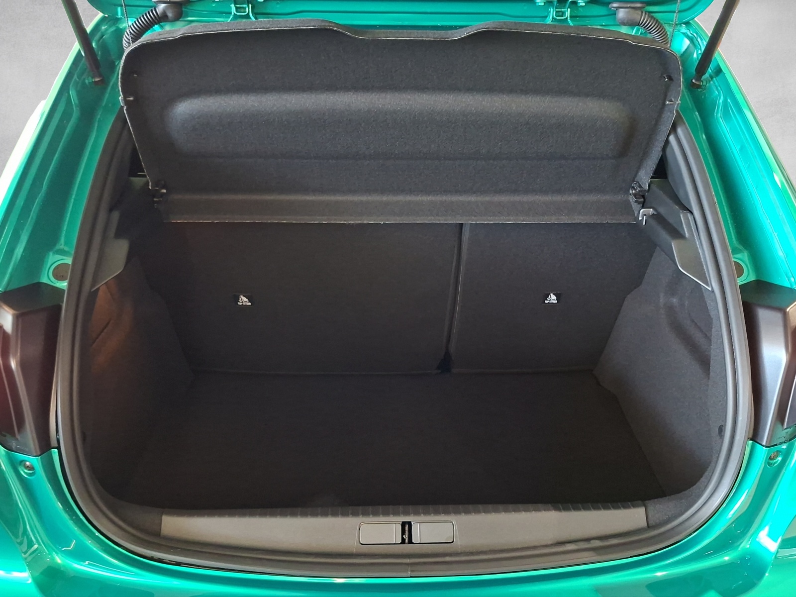 PEUGEOT 208 1.2 Hybrid 145 GT Exclusive-image-14