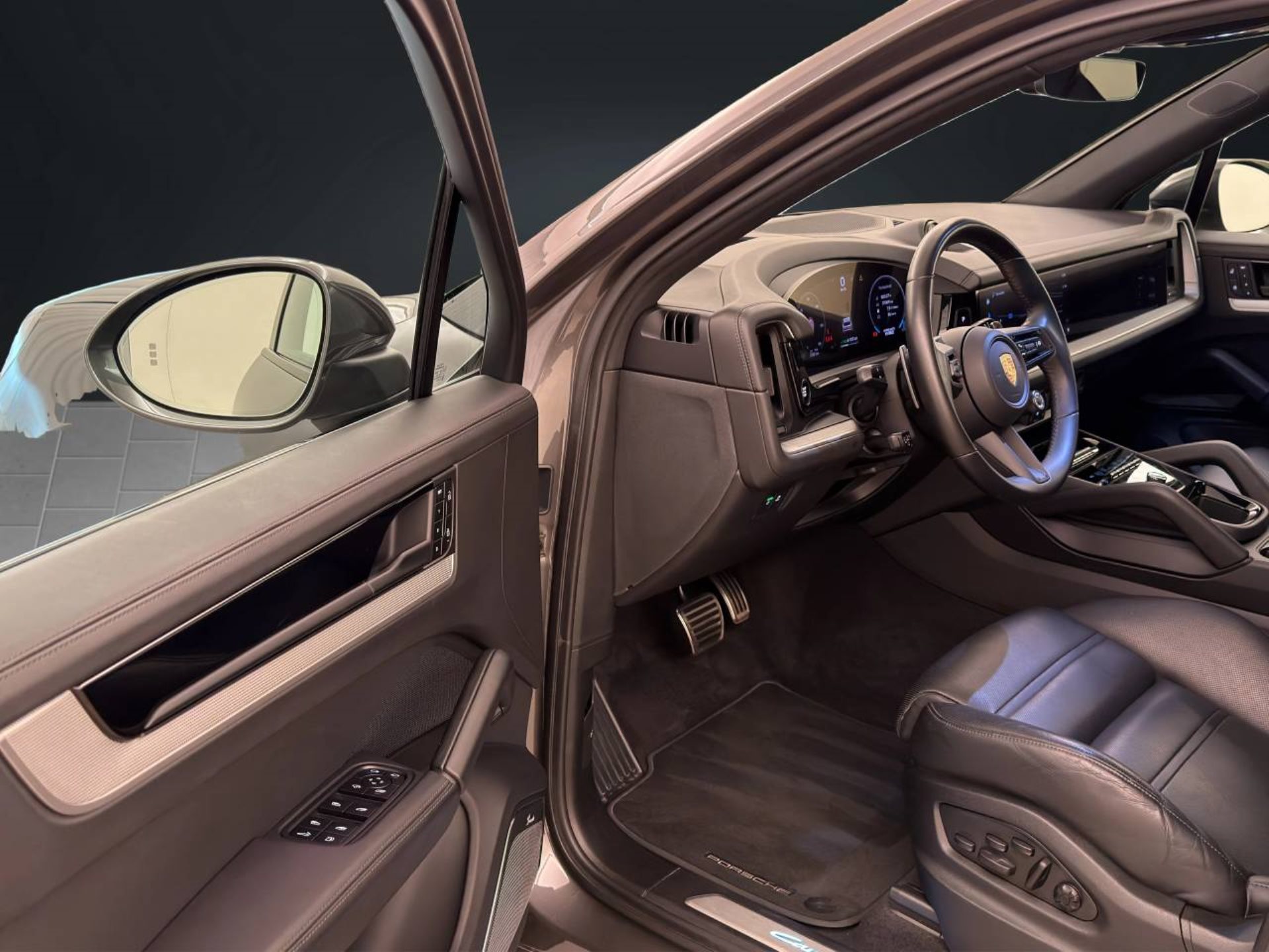 PORSCHE Cayenne S E-Hybrid-showroom-element-3