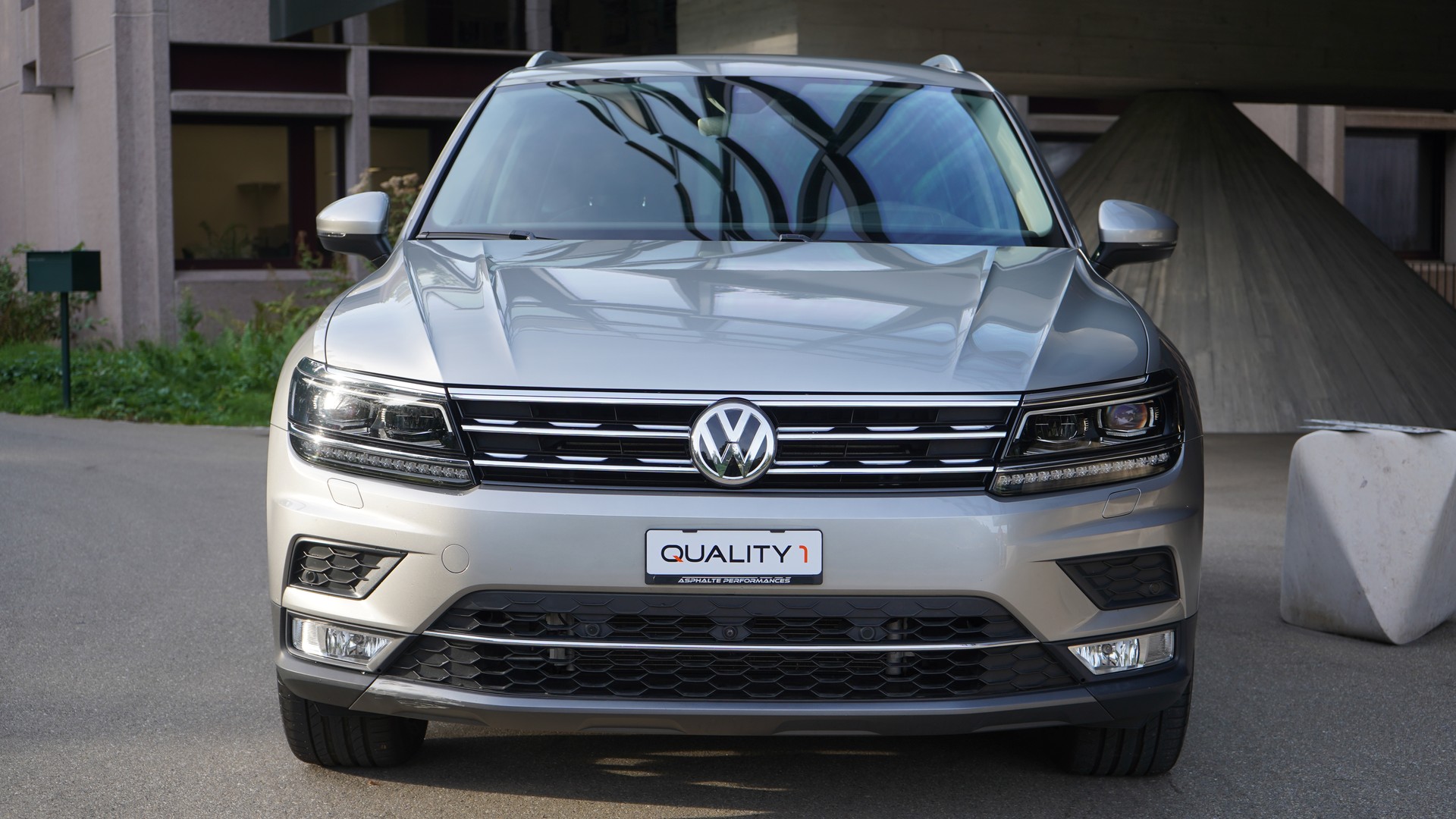 VW Tiguan 2.0TSI Highline 4Motion DSG-showroom-element-1