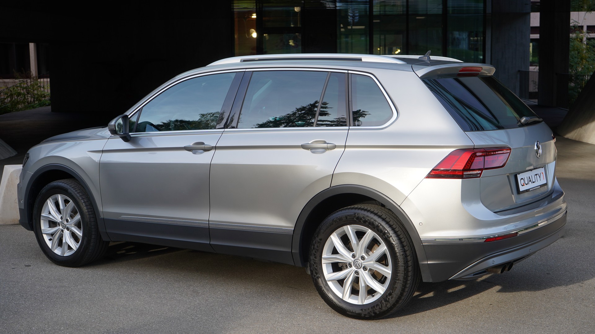 VW Tiguan 2.0TSI Highline 4Motion DSG-showroom-element-2