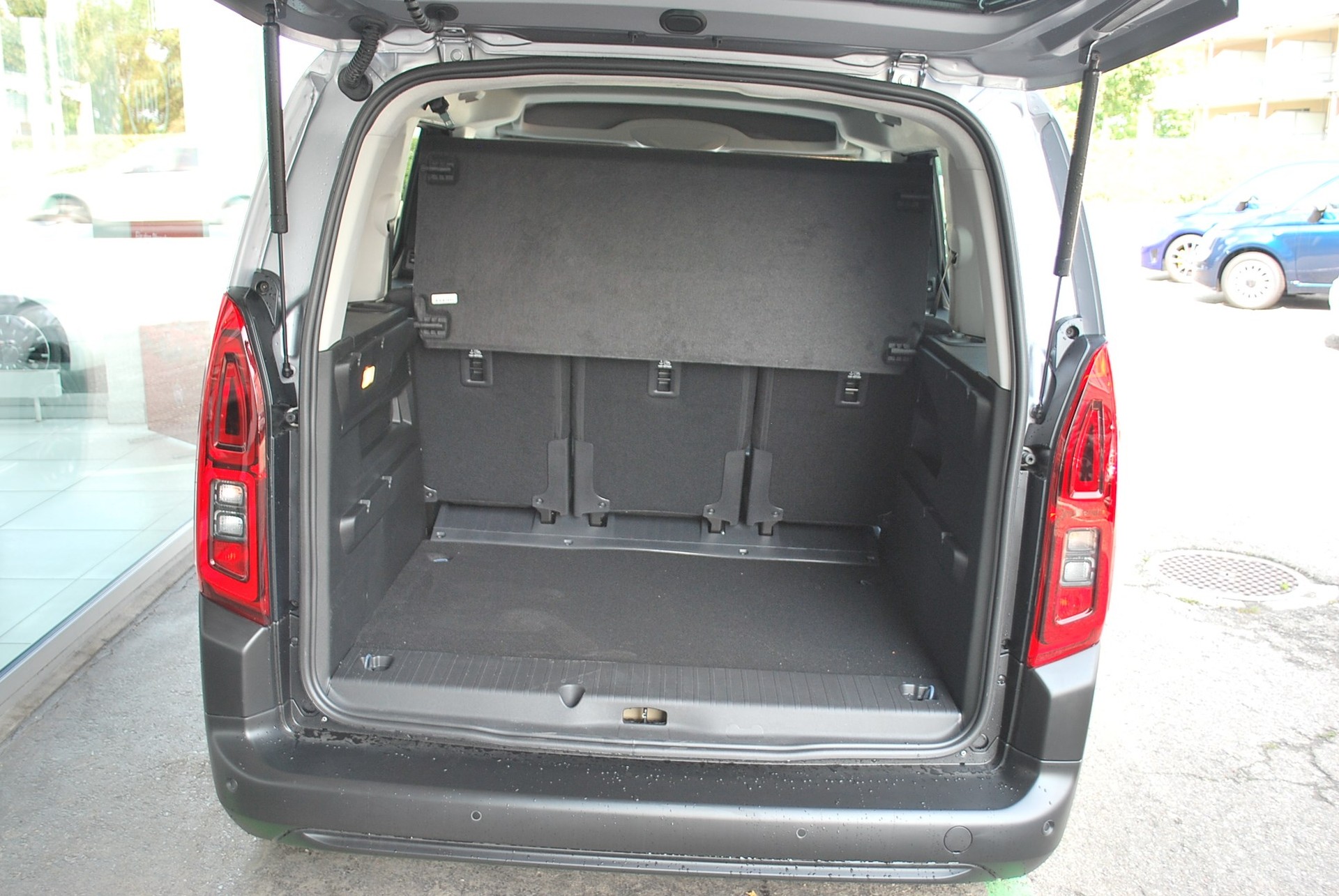 FIAT DOBLO Elektro PW L1 50kWl Launch Edition-image-4