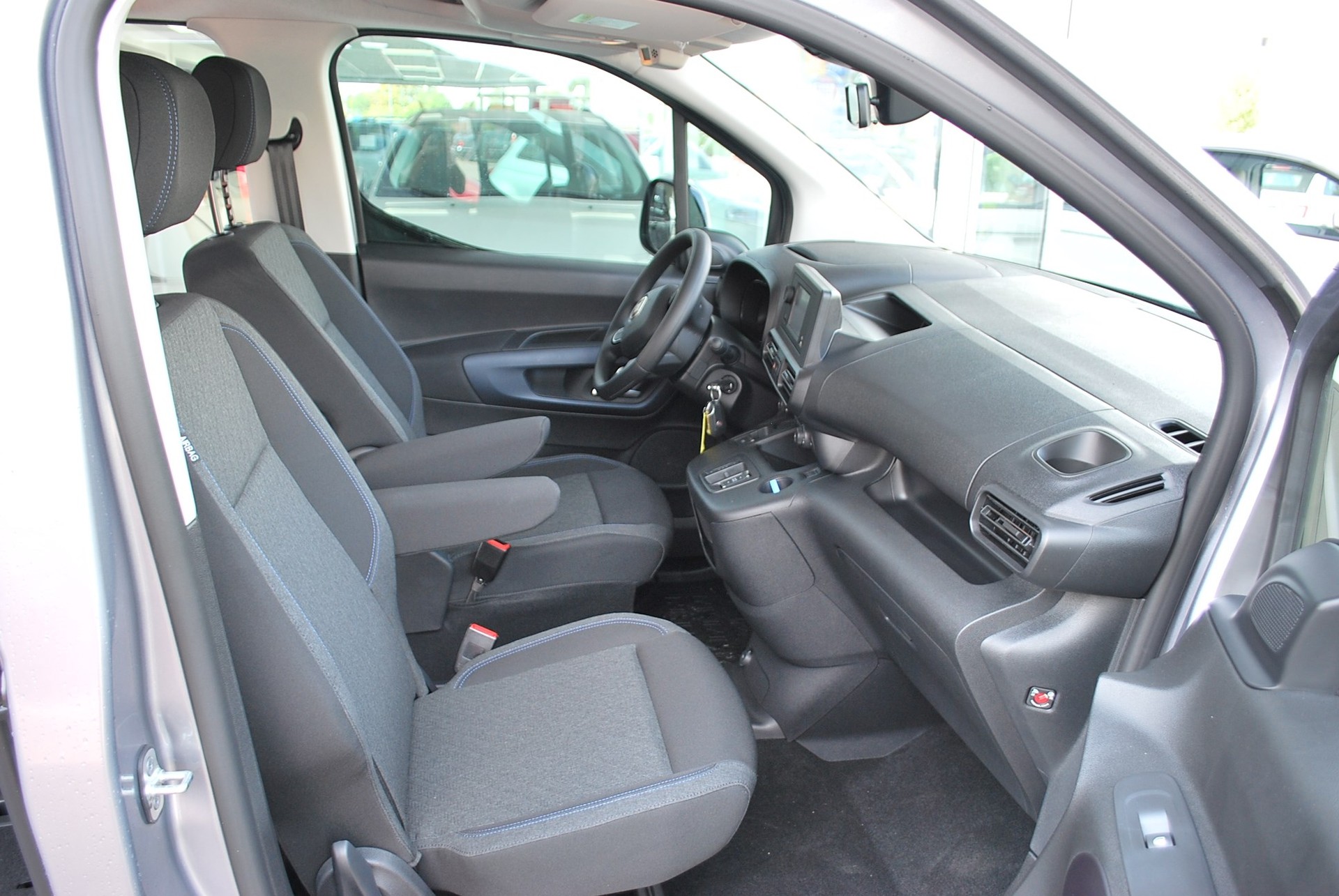FIAT DOBLO Elektro PW L1 50kWl Launch Edition-image-8