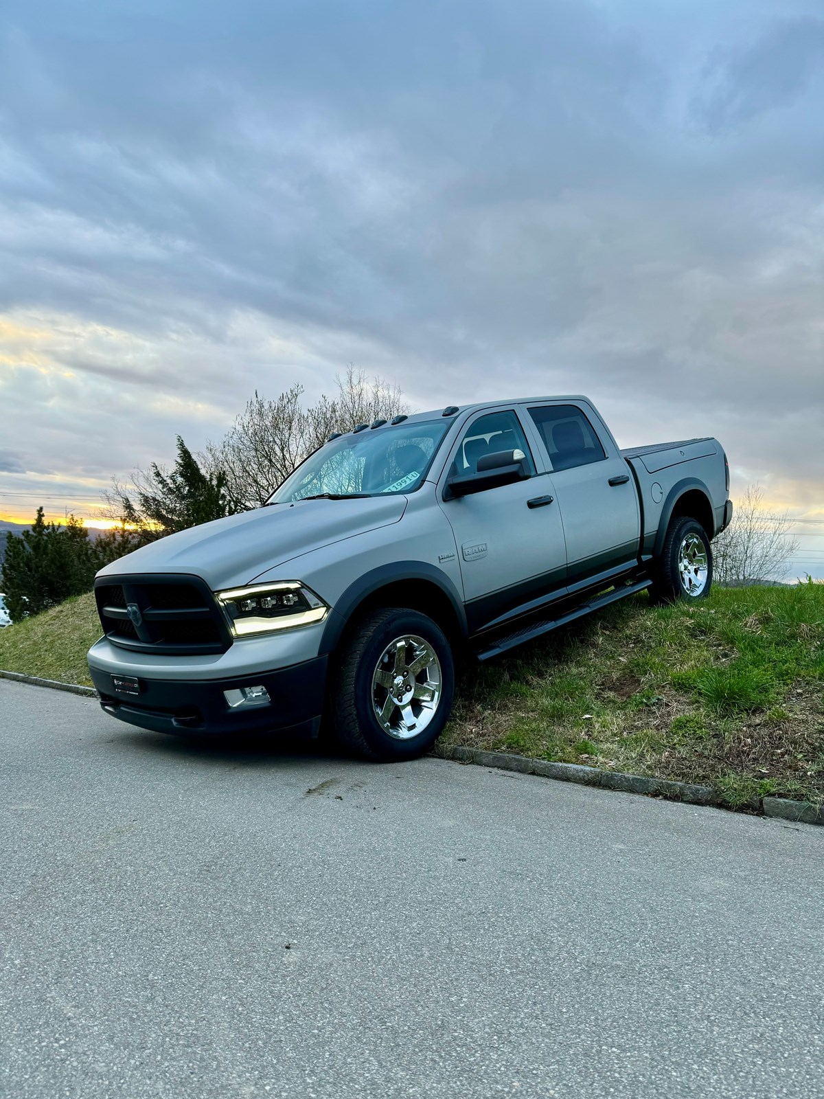DODGE Laramie Crew Caw Longhorn-image-8