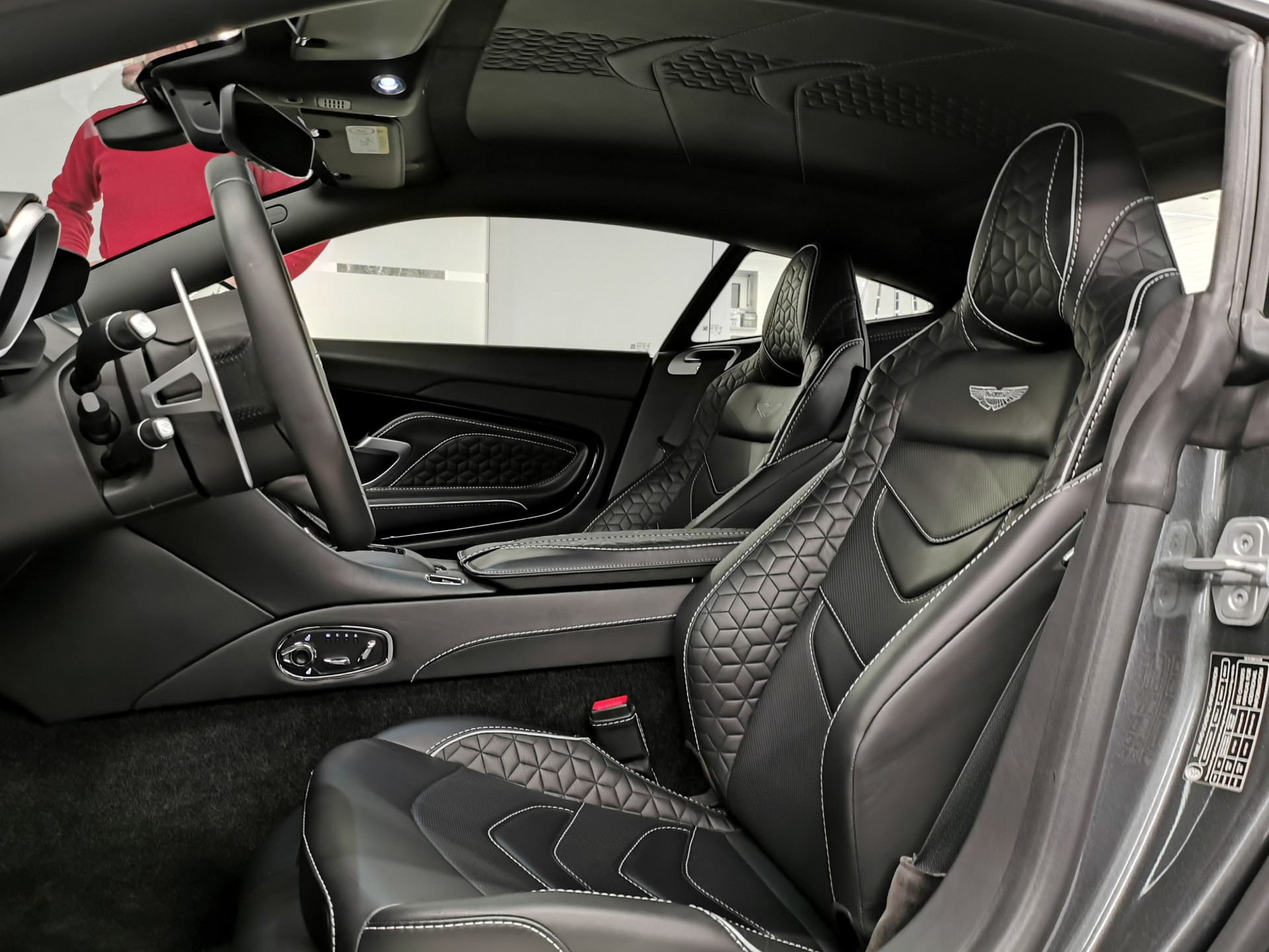 ASTON MARTIN DBS Coupé Superleggera 🇨🇭SUPER SELTENES INTERIEUR IN HÖCHSTER LEDERQUALITÄT! Q EXCLUSIVE-image-9