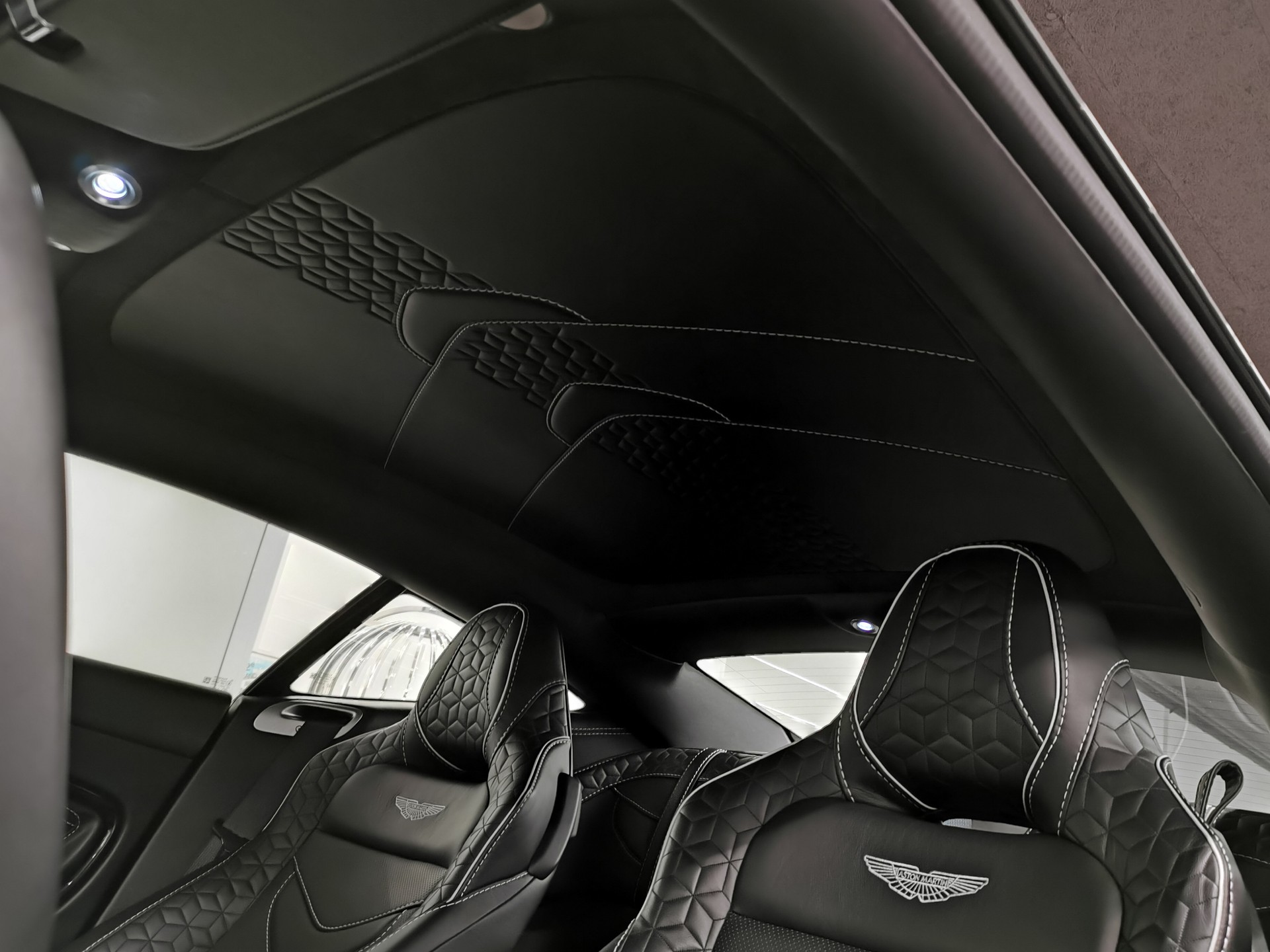 ASTON MARTIN DBS Coupé Superleggera 🇨🇭SUPER SELTENES INTERIEUR IN HÖCHSTER LEDERQUALITÄT! Q EXCLUSIVE-image-13