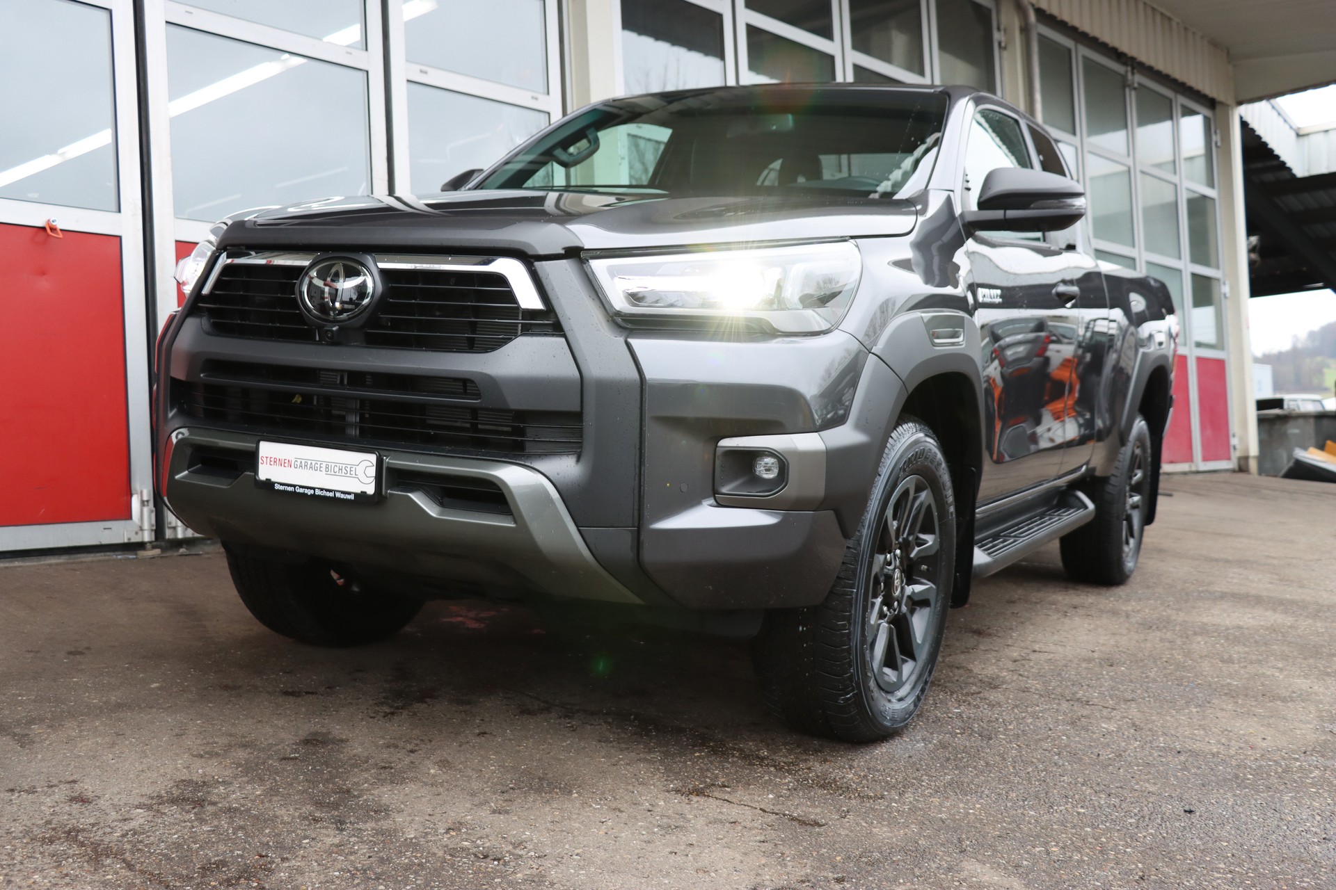 TOYOTA 2.8D-4D Invincible X- Cap 4x4 Automat-showroom-element-1