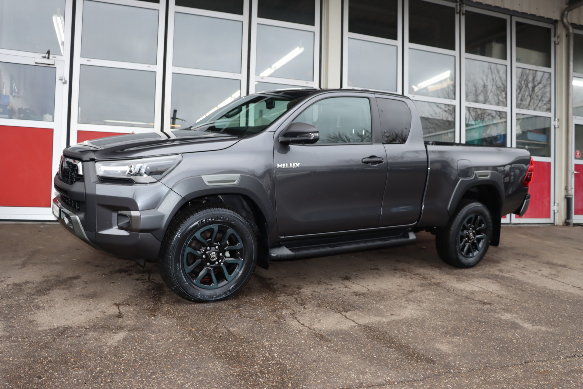 TOYOTA 2.8D-4D Invincible X- Cap 4x4 Automat-image-4
