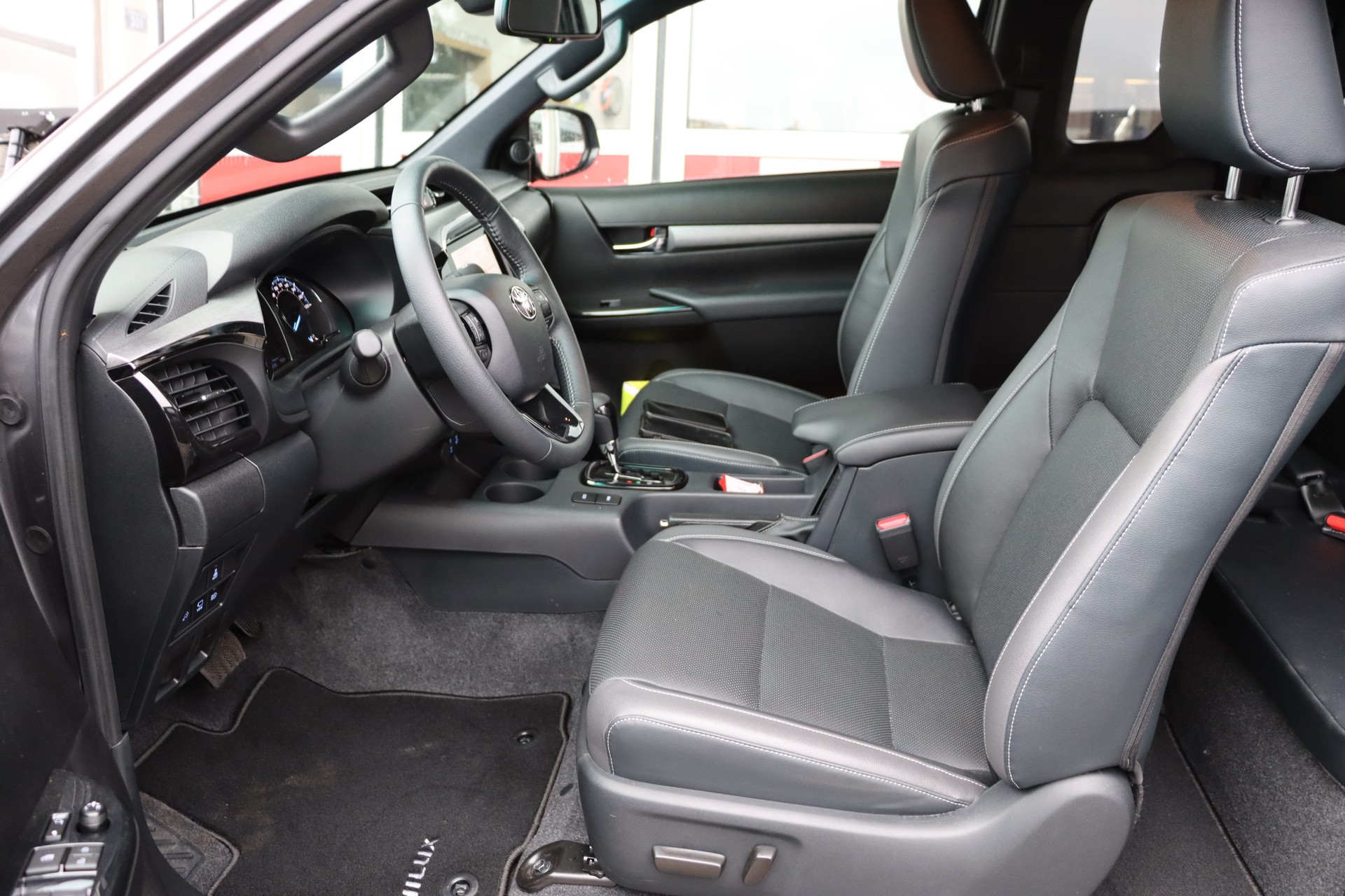 TOYOTA 2.8D-4D Invincible X- Cap 4x4 Automat-image-11