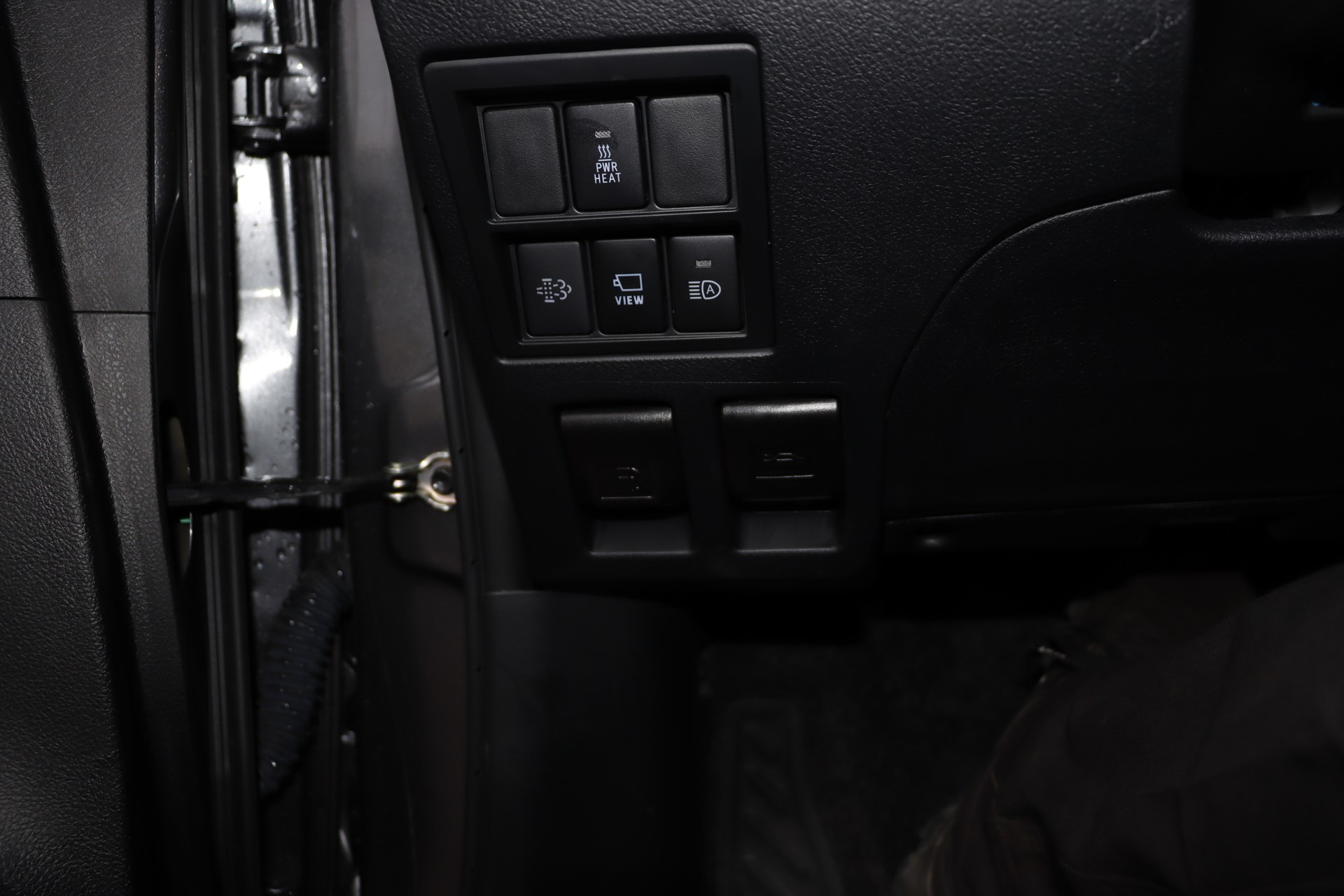 TOYOTA 2.8D-4D Invincible X- Cap 4x4 Automat-image-19