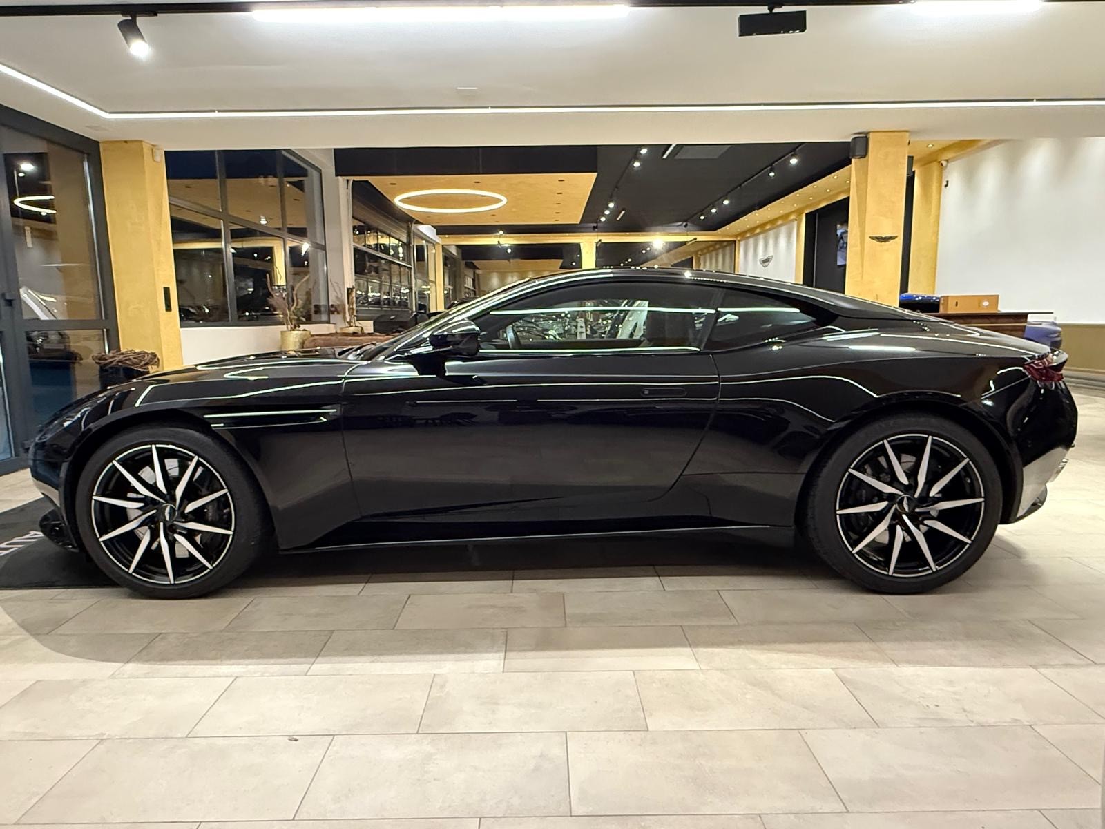 ASTON MARTIN DB11 V8 Touchtronic 3-showroom-element-3
