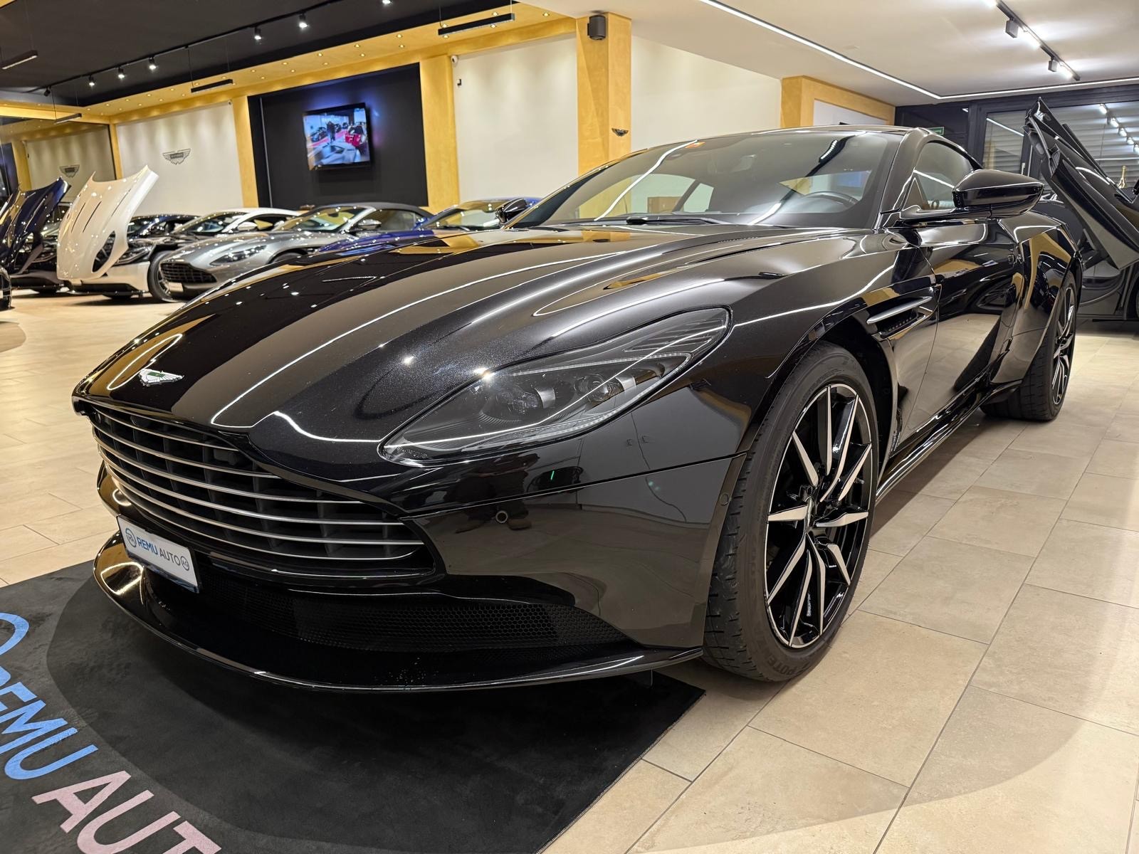 ASTON MARTIN DB11 V8 Touchtronic 3-showroom-element-2
