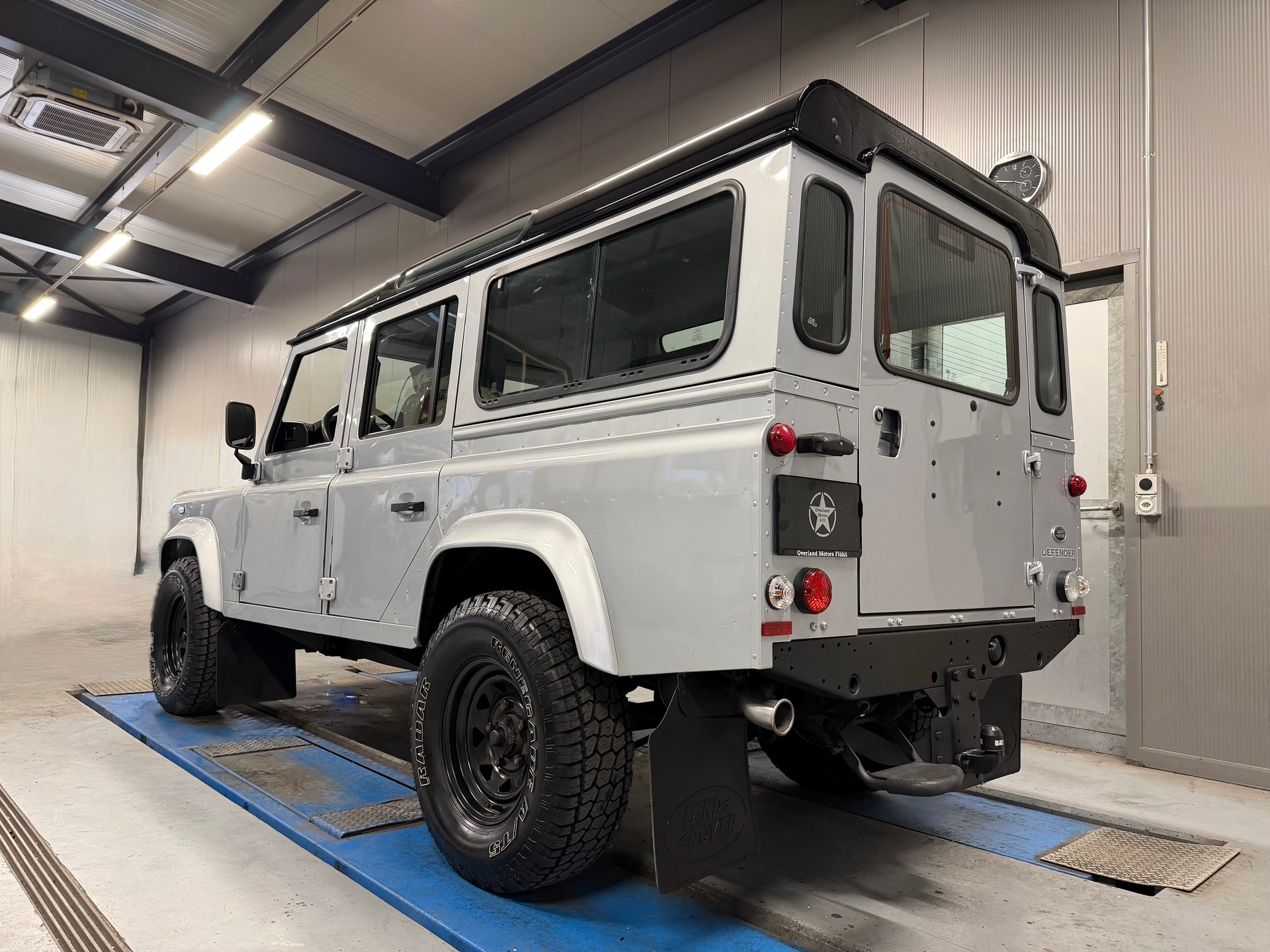 LAND ROVER Defender 110 2.2 TD4 Station Wagon-showroom-element-3