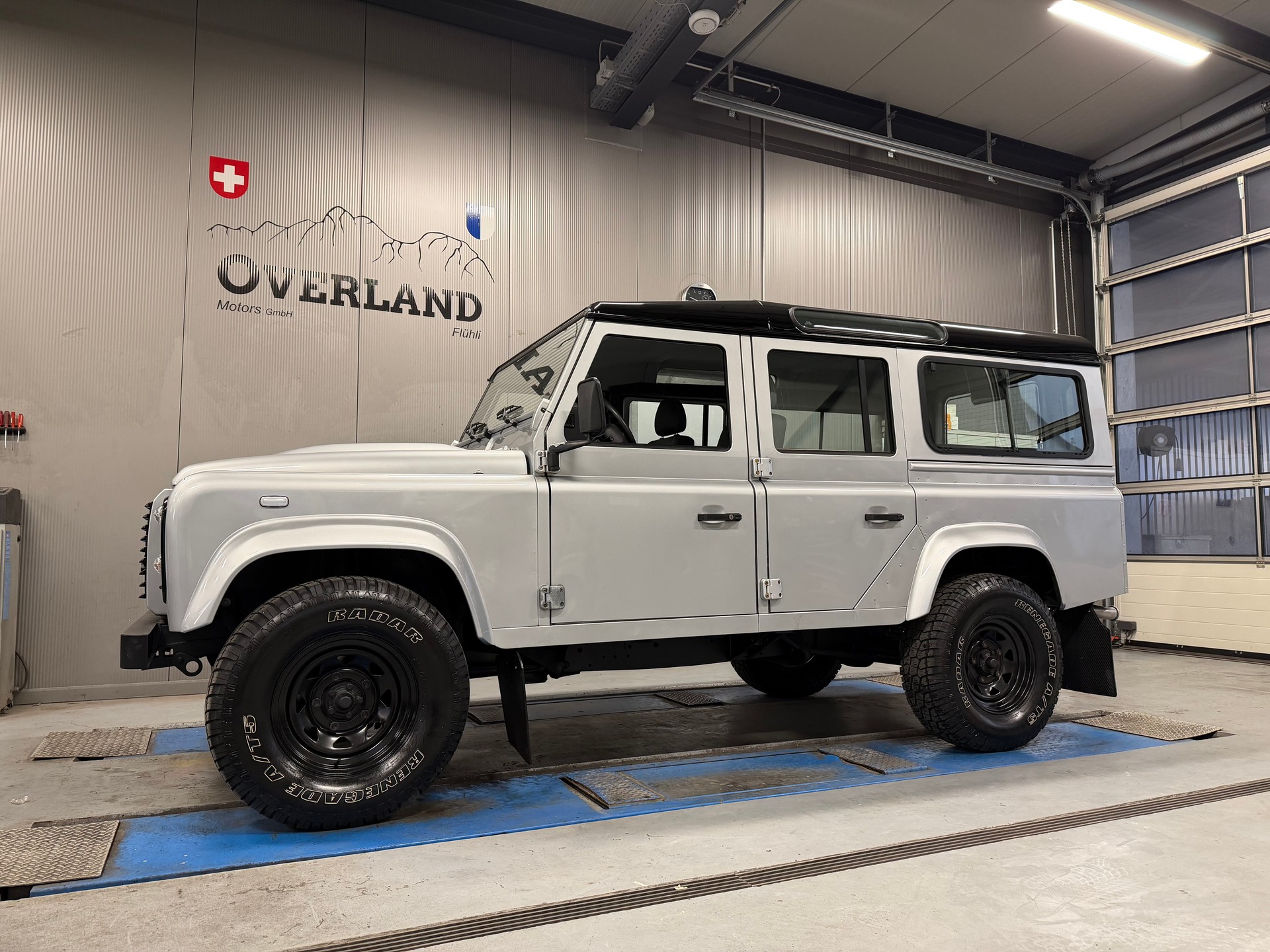 LAND ROVER Defender 110 2.2 TD4 Station Wagon-showroom-element-1