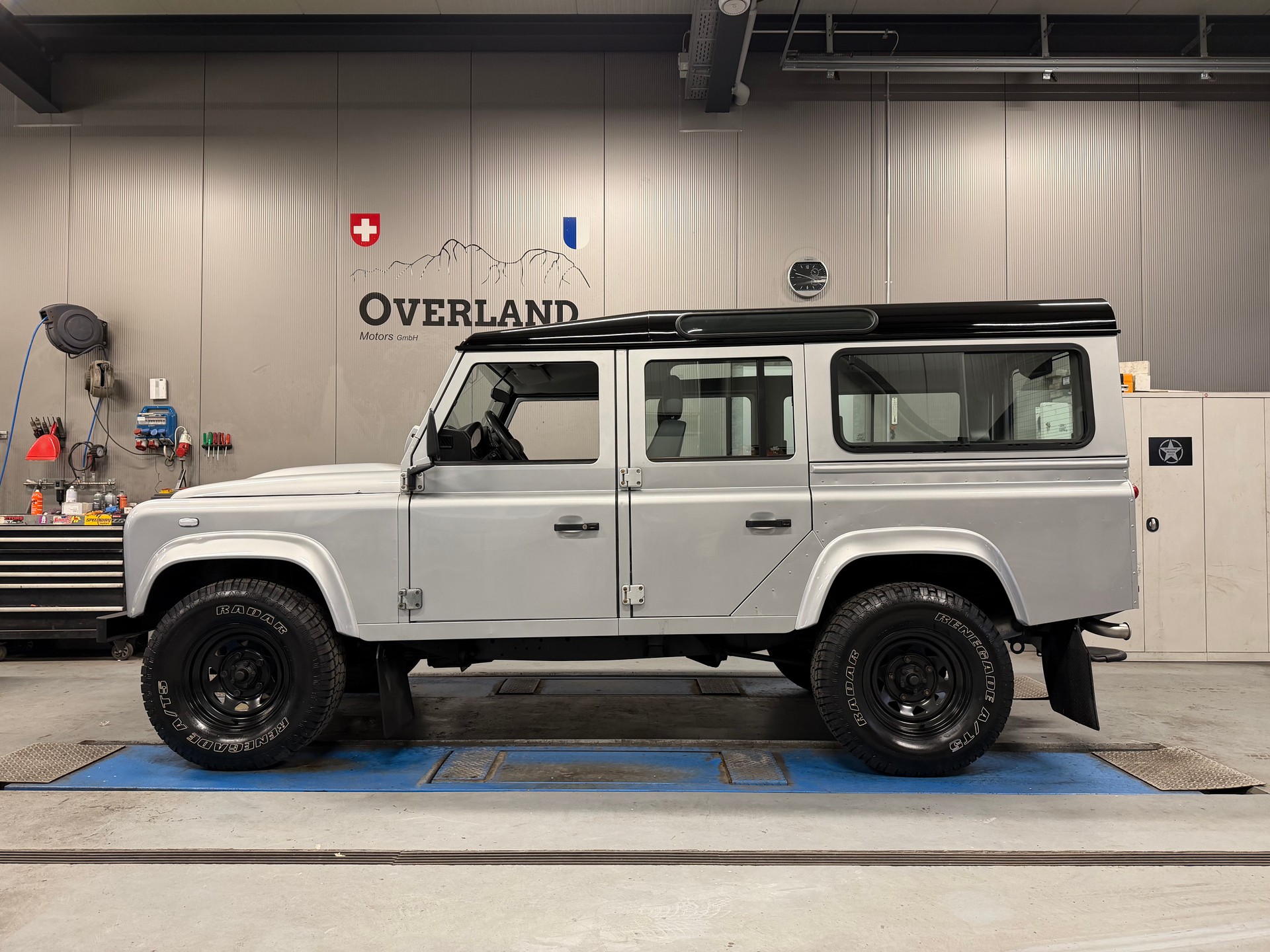 LAND ROVER Defender 110 2.2 TD4 Station Wagon-showroom-element-2