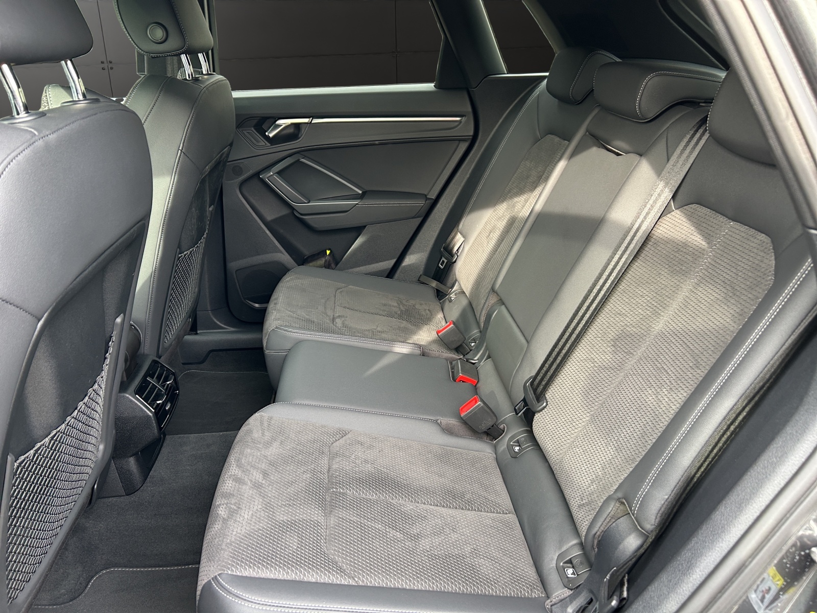 AUDI Q3 35 TFSI S line Attraction S-tronic-image-11