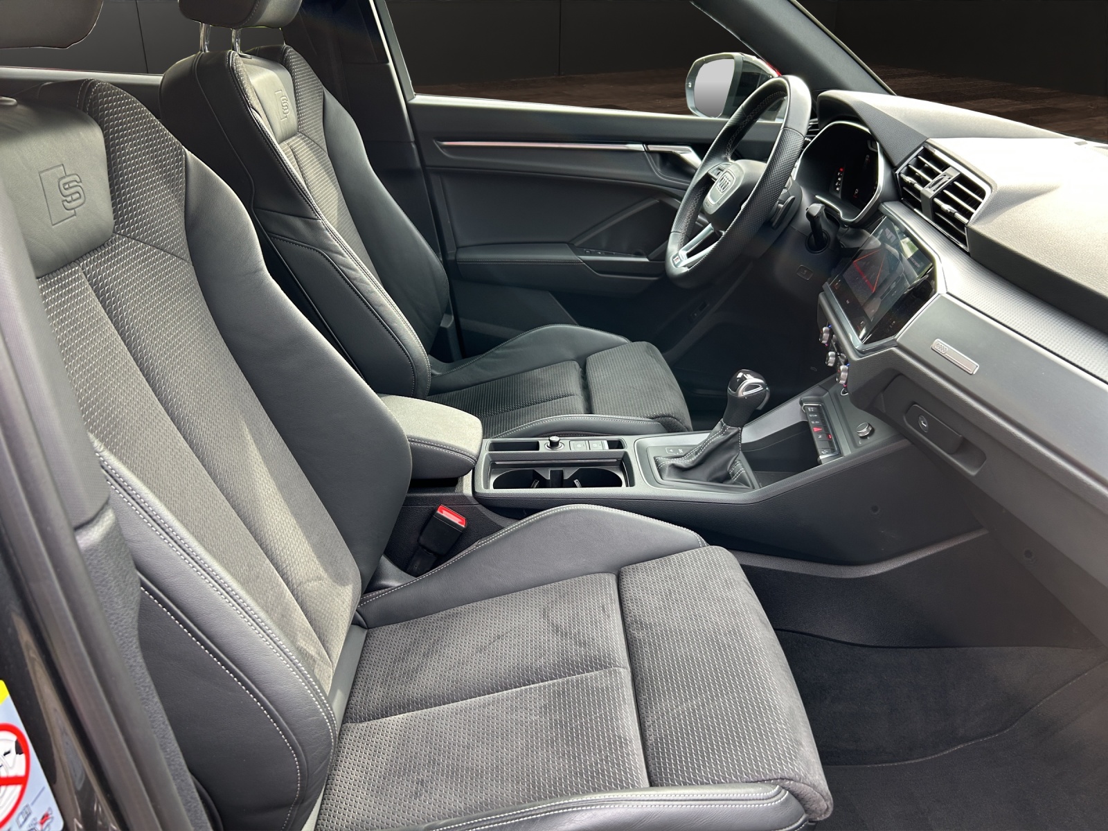 AUDI Q3 35 TFSI S line Attraction S-tronic-image-15