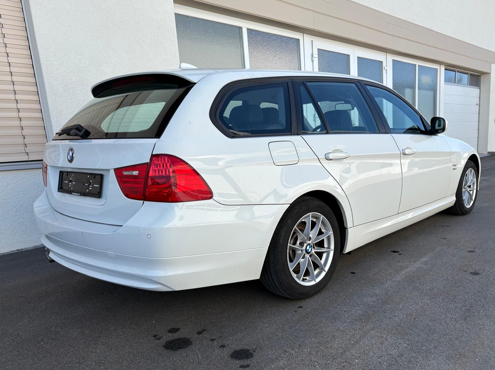 BMW 320d xDrive Touring Dynamic Edition Steptronic-image-1