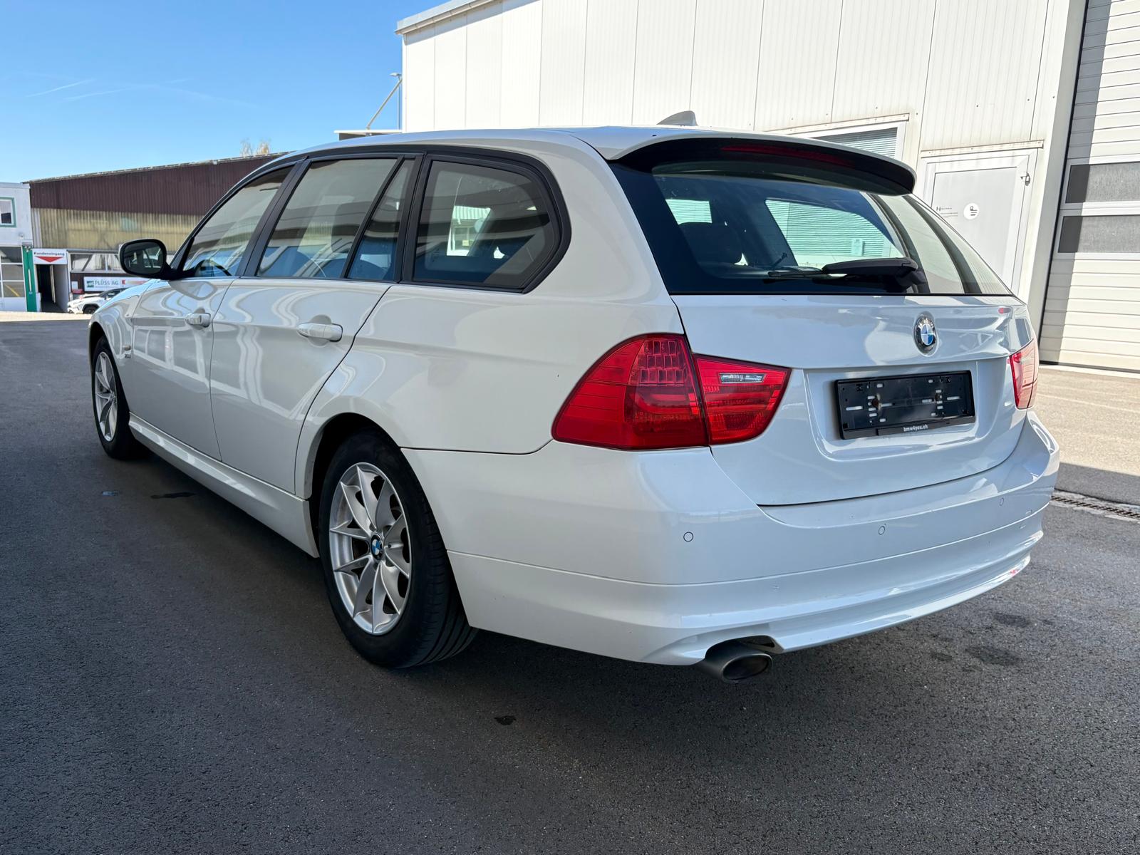 BMW 320d xDrive Touring Dynamic Edition Steptronic-image-2