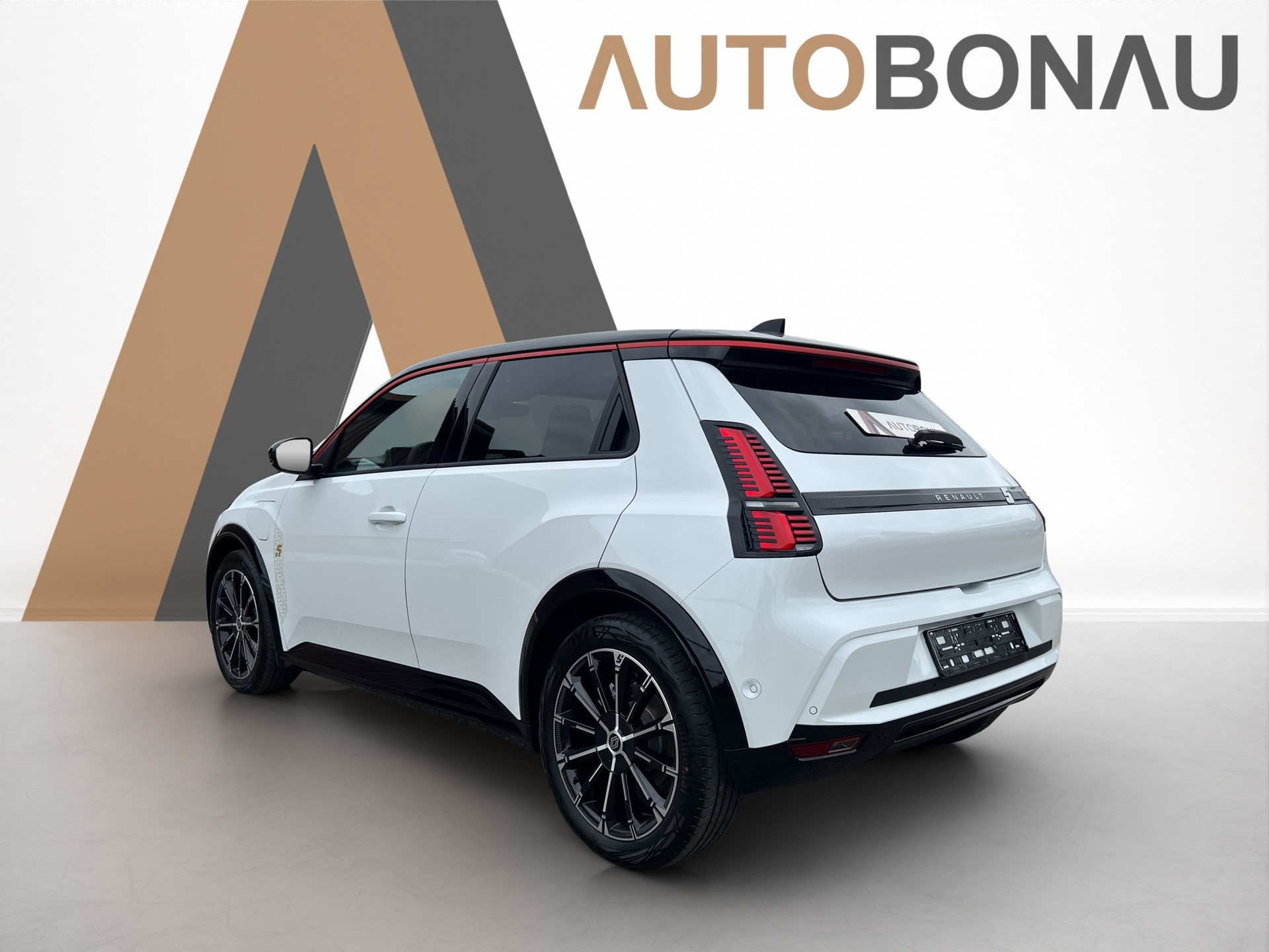 RENAULT R5 E-Tech Comfort Range iconic five-showroom-element-2