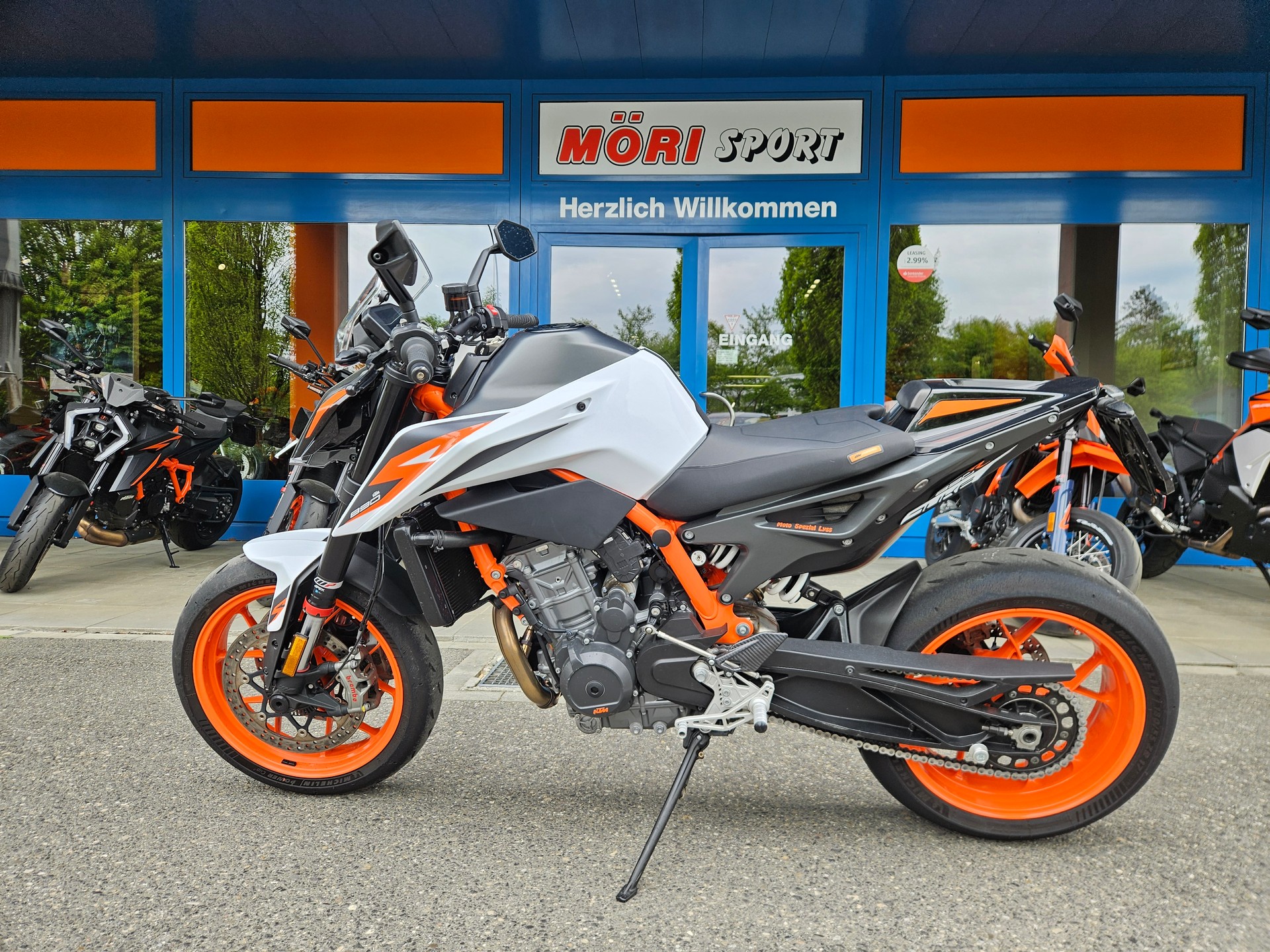 KTM 890 Duke R-image-3